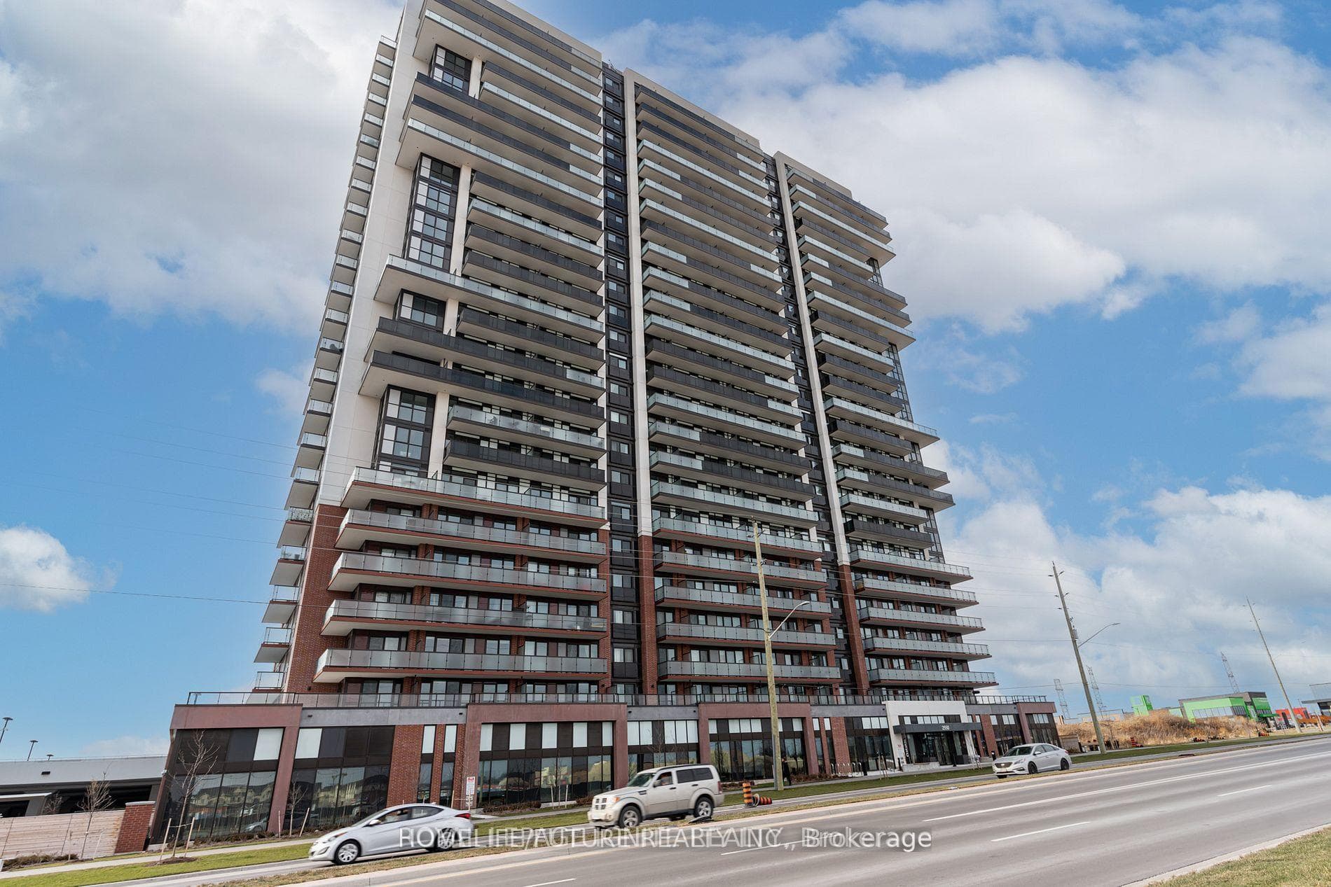 2550 Simcoe Street Unit 407 photo 3