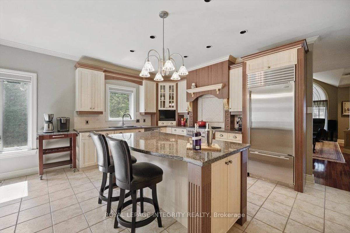 137 Beaumont Avenue photo 14
