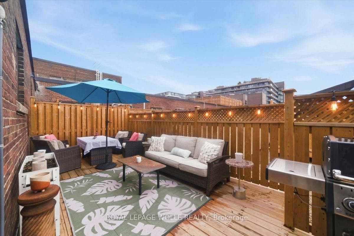 326 Carlaw Avenue Unit 211 photo 2