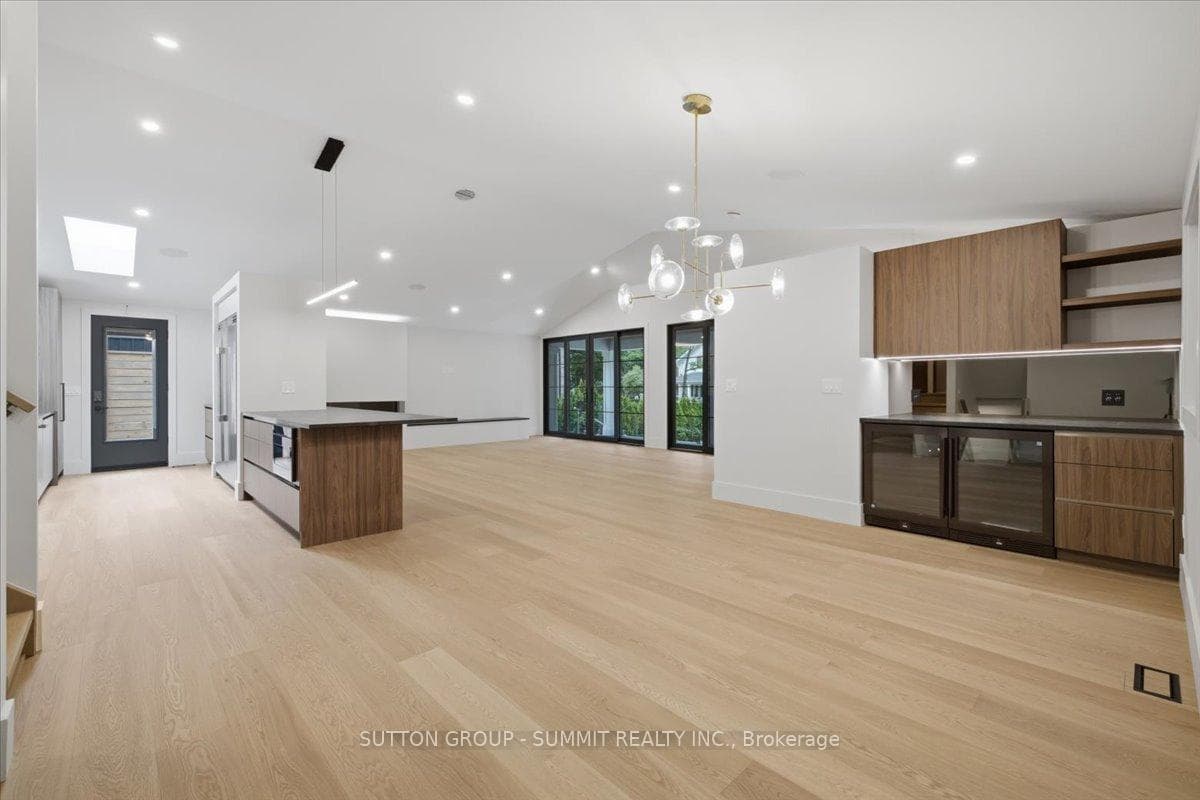 160 Allan Street photo 7