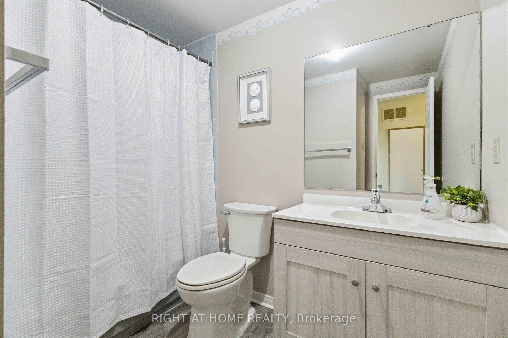 39 Davies Cres - Primary Ensuite