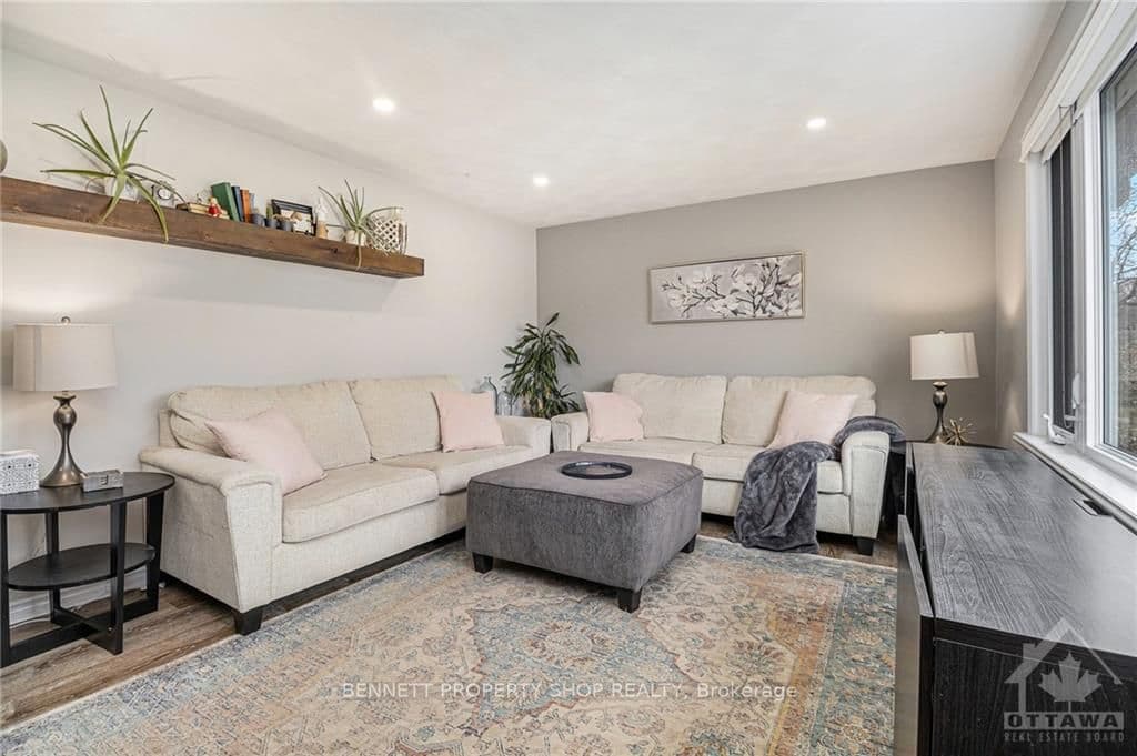 1676 DUNROBIN Road photo 3