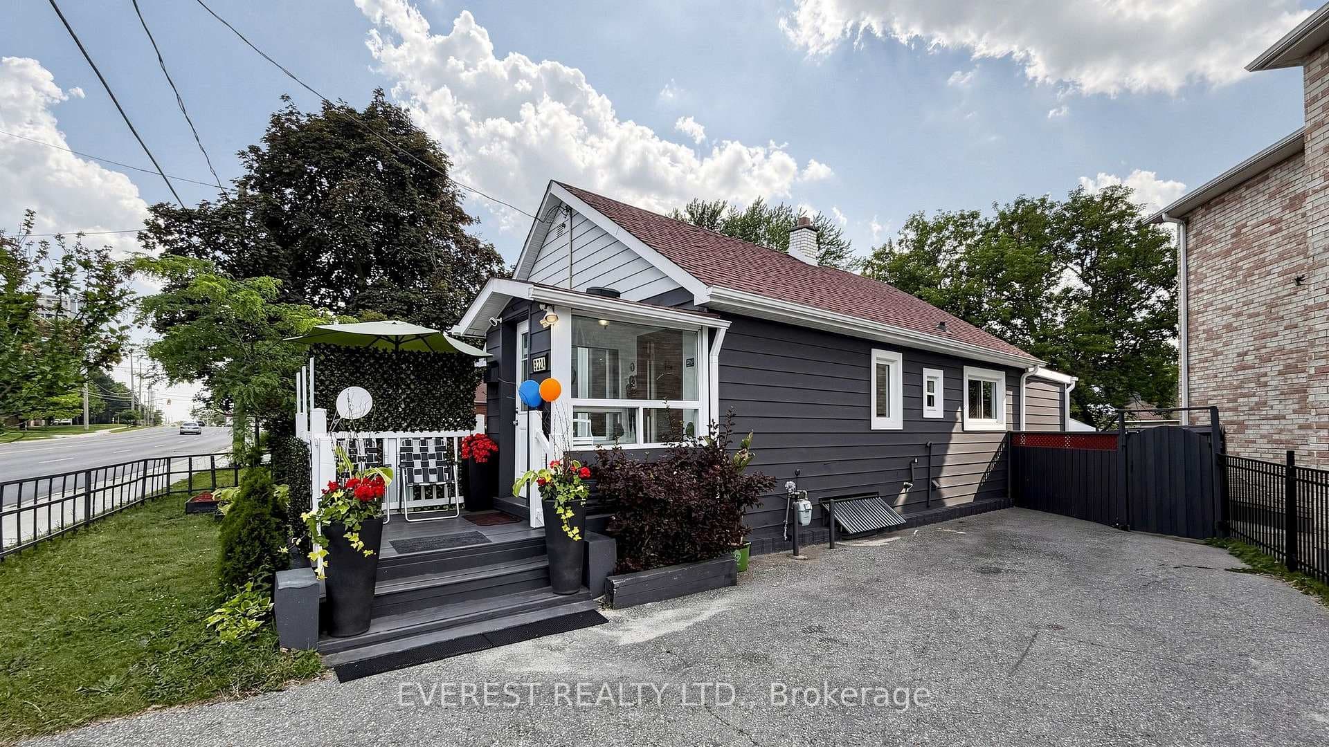 922A Danforth Road photo 2