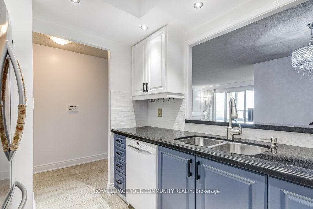 88 Corporate Drive Unit 1817 photo 9