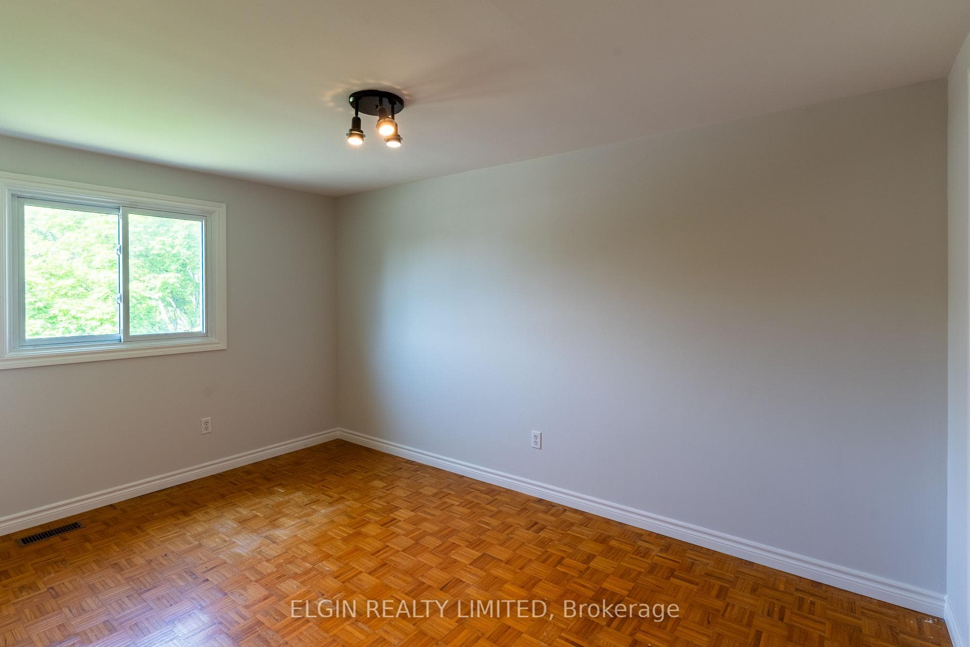 34 Vanier Place photo 11