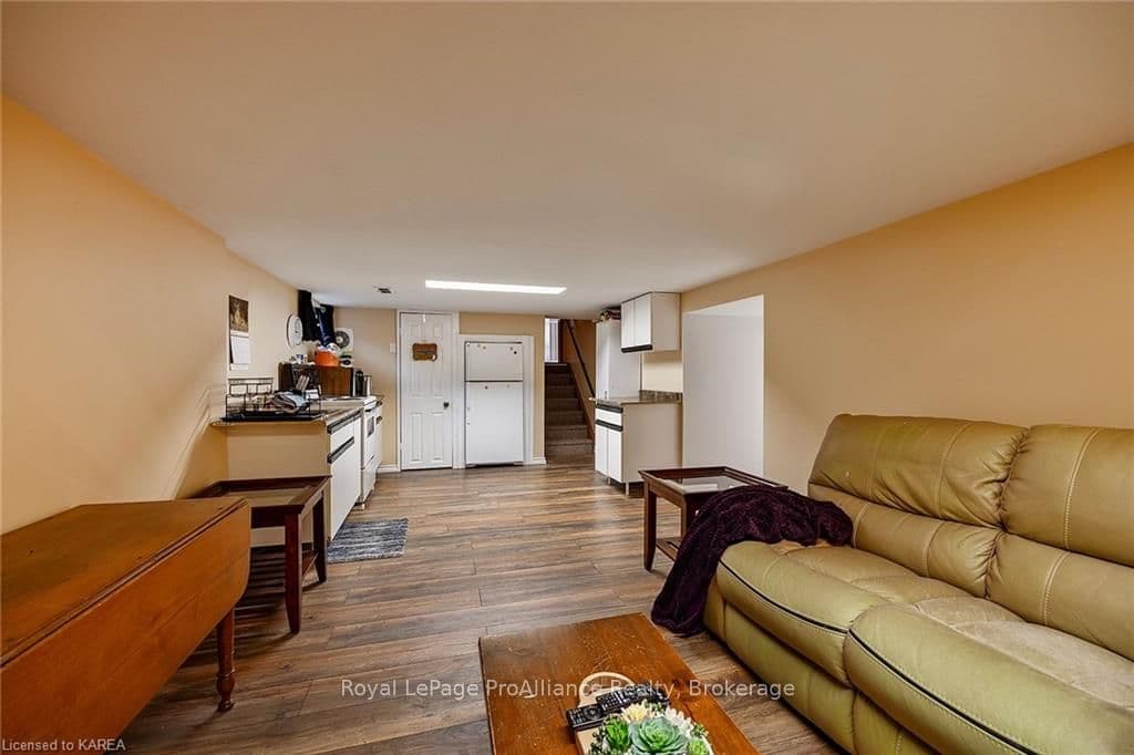 686 HARROW Place photo 22