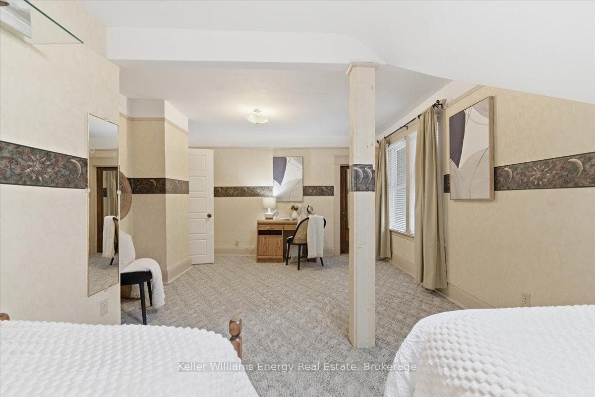 482 Simcoe Street photo 16