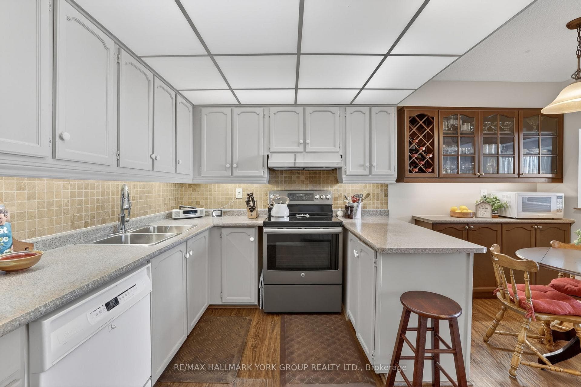 8111 Yonge Street Unit 1812 photo 7