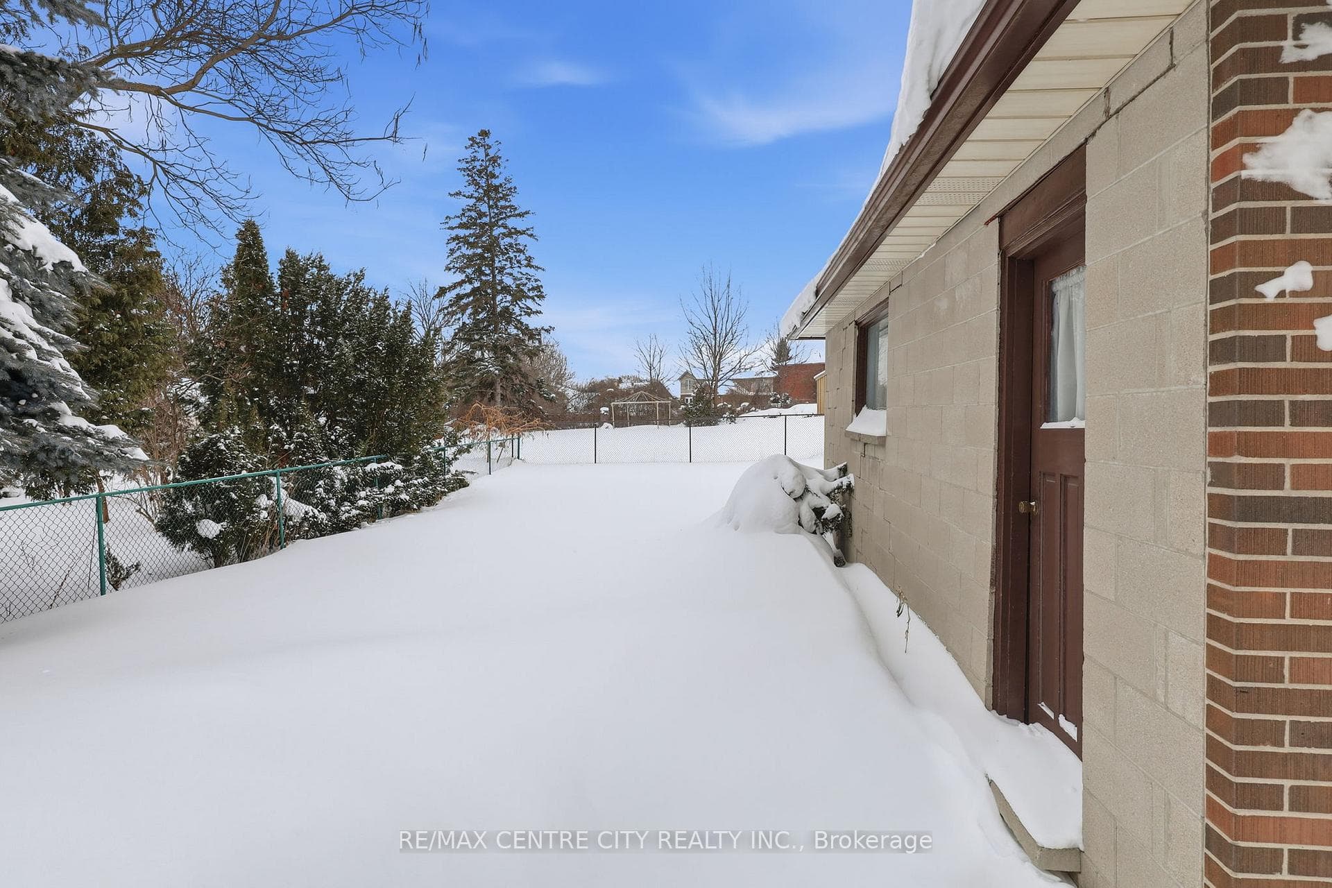 Detached garage with hydro!