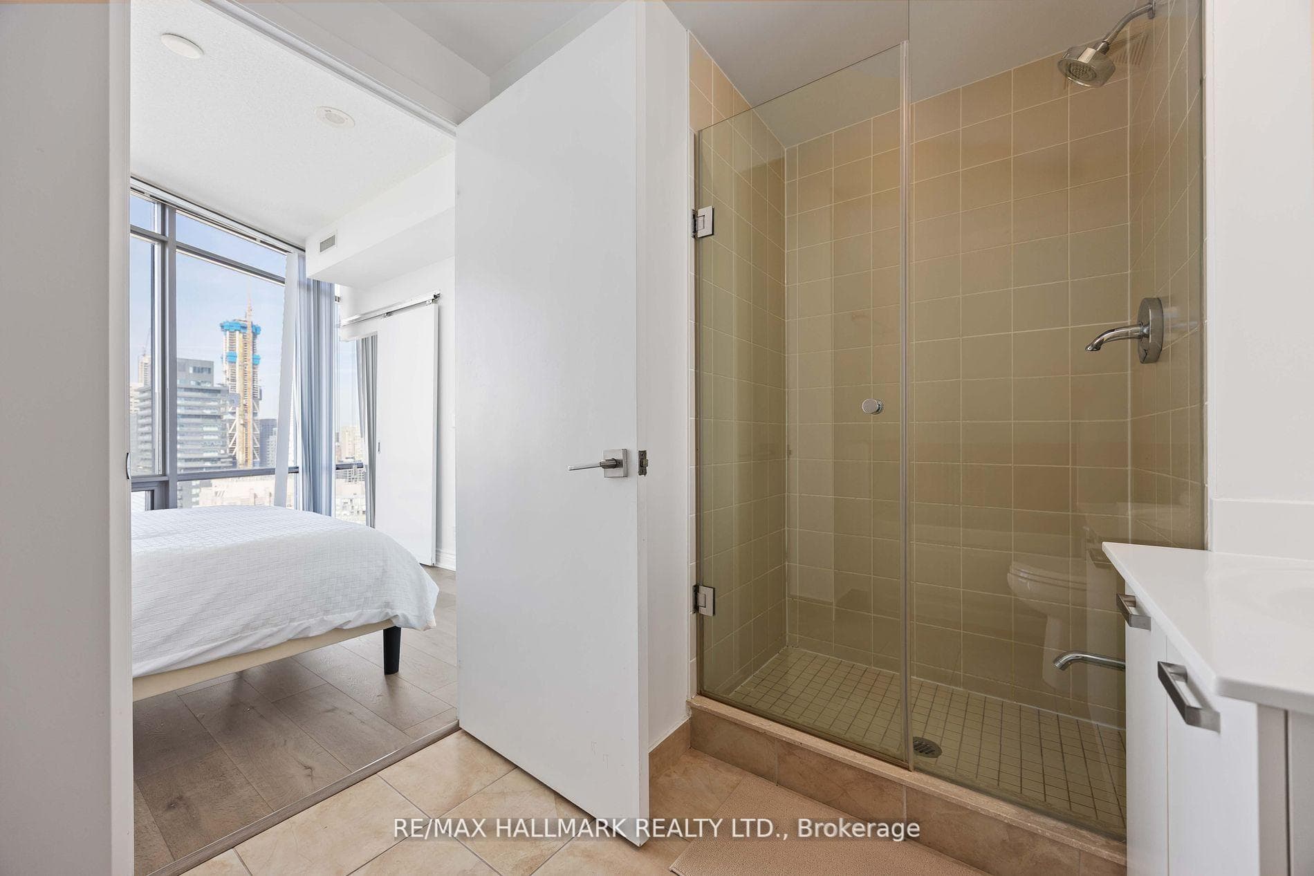 Master Ensuite 2