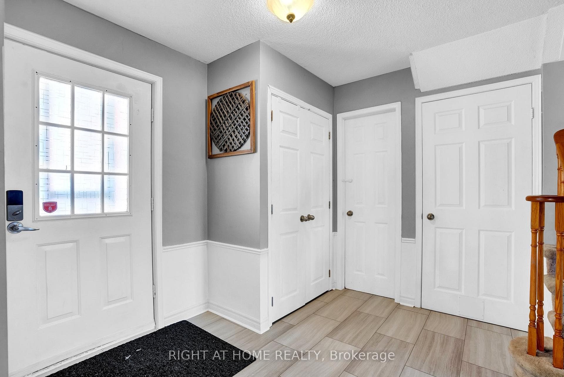 1569 Connery Crescent photo 6