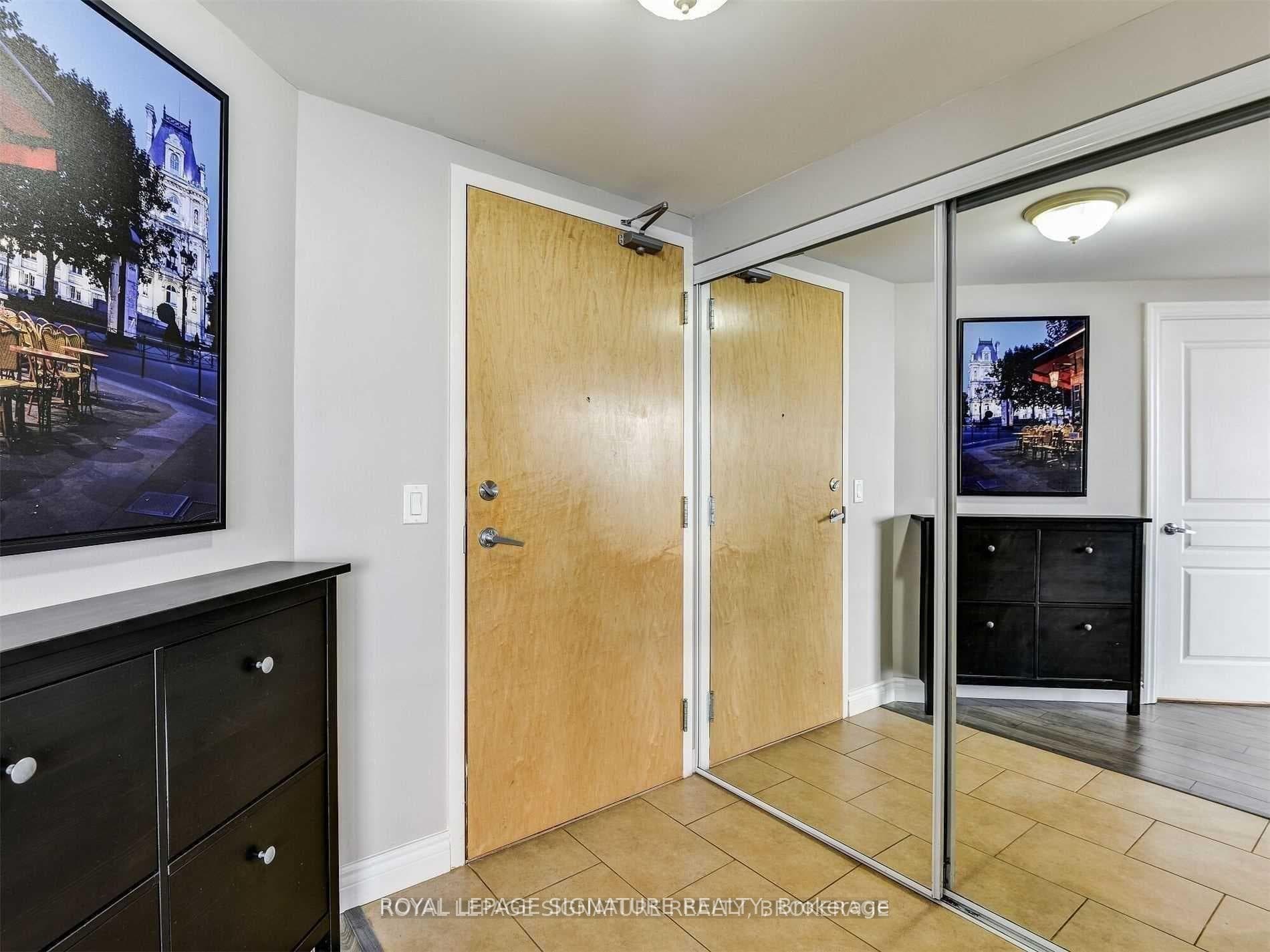 220 Burnhamthorpe Road Unit 1002 photo 2