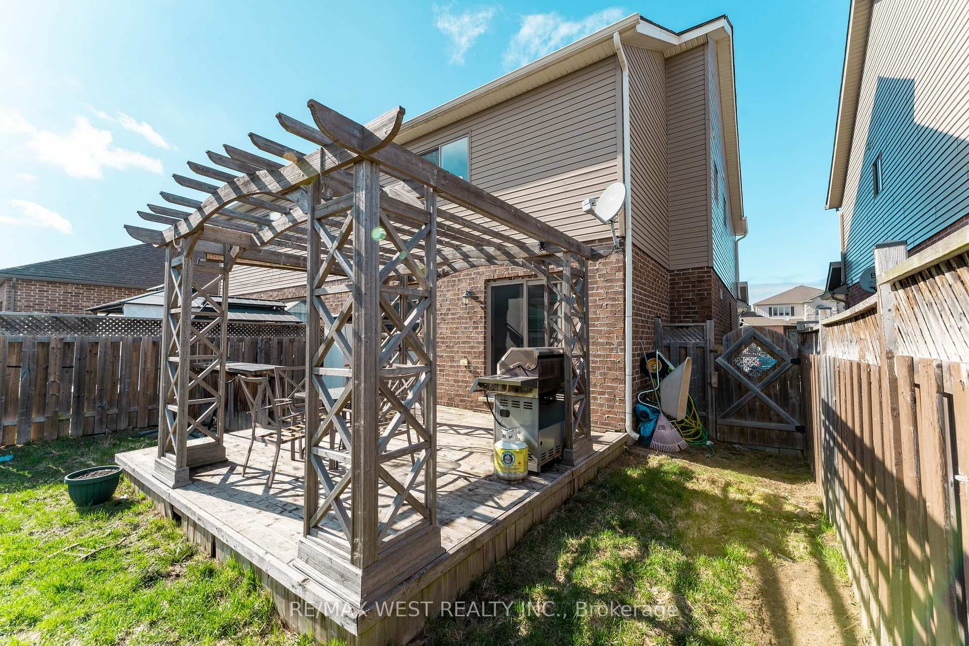 110 Banting Crescent photo 31