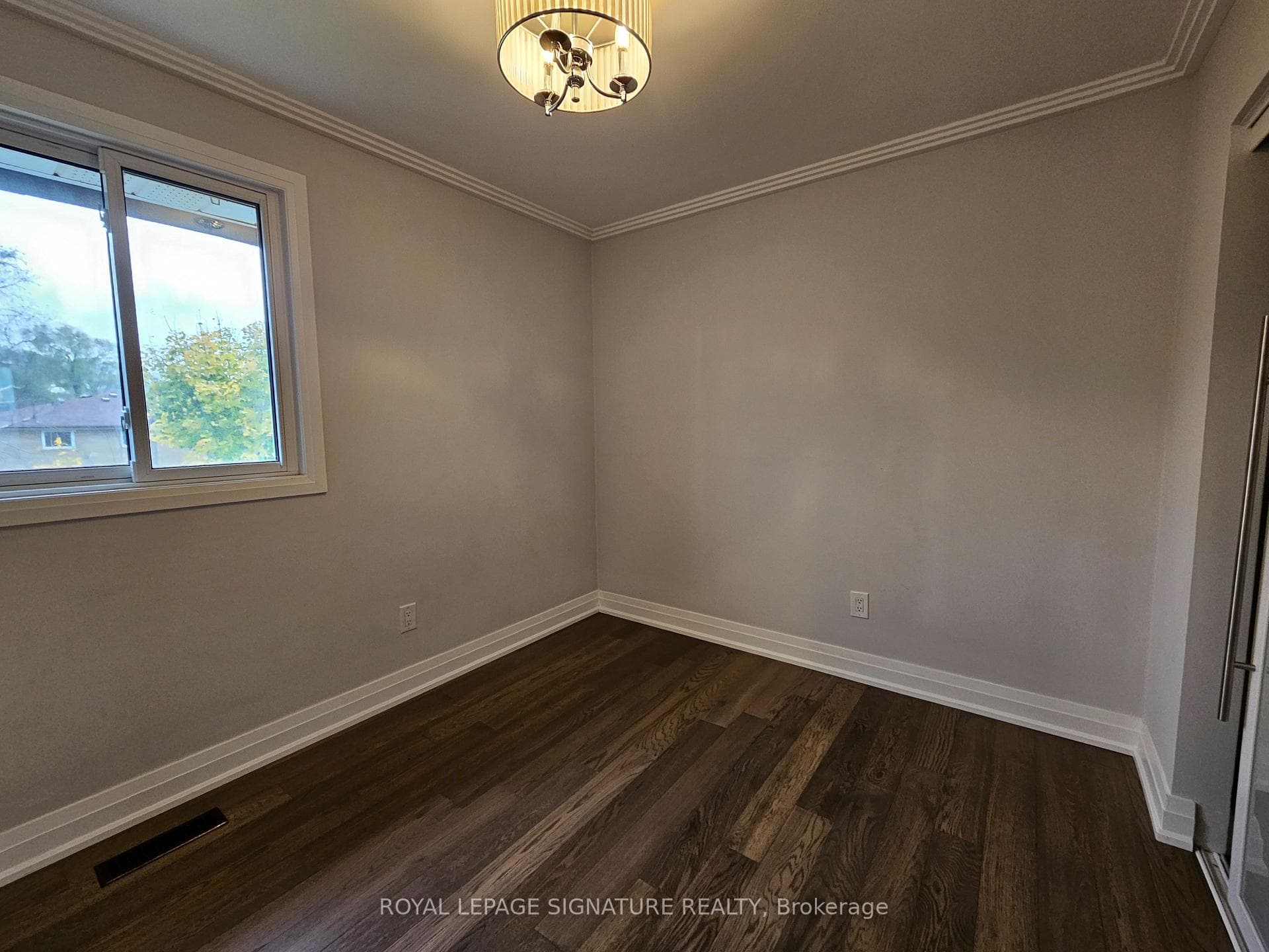 384 Lolita Gardens Unit Upper photo 16