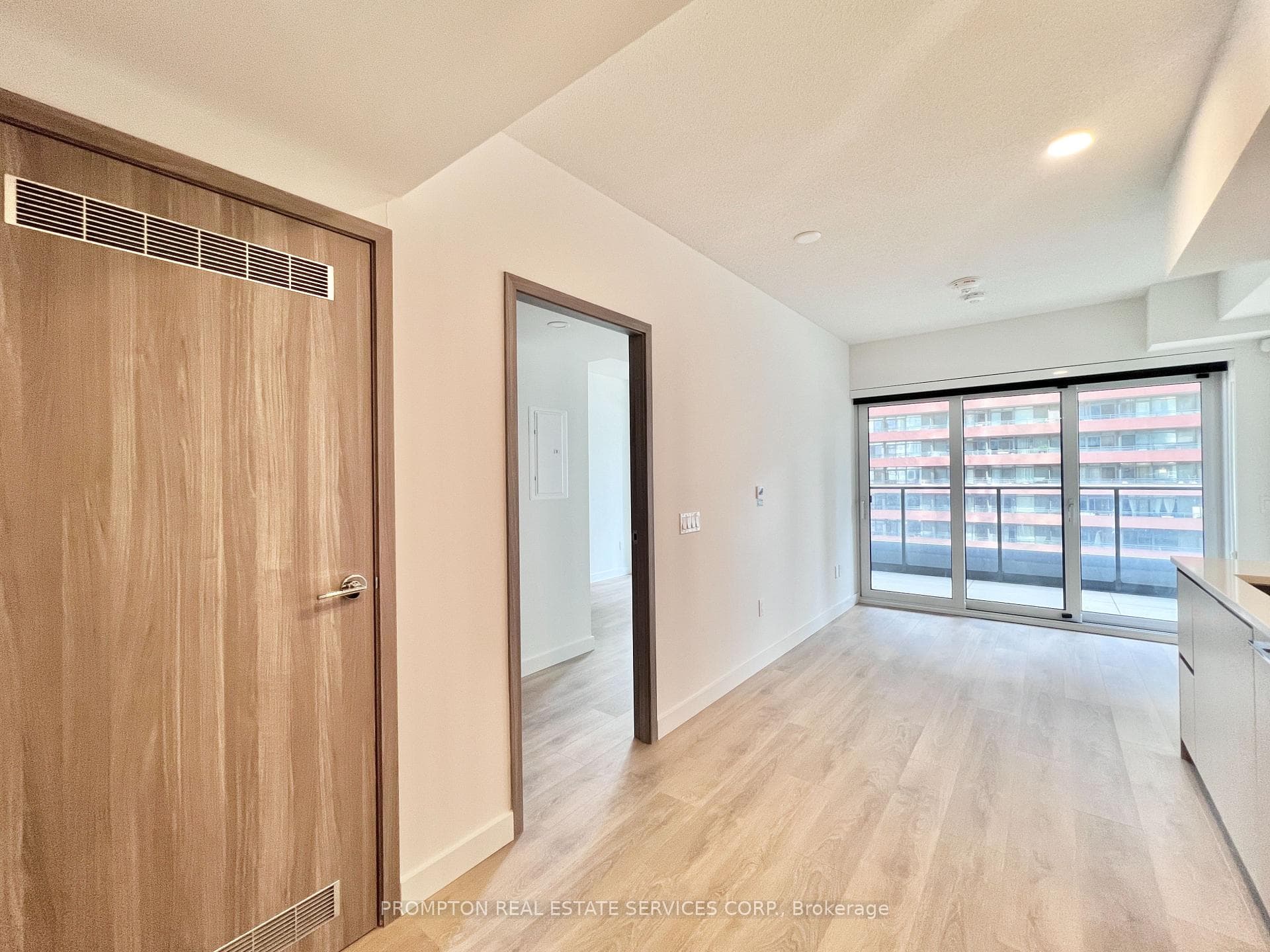 3 Concord Cityplace Way Unit 826 photo 3