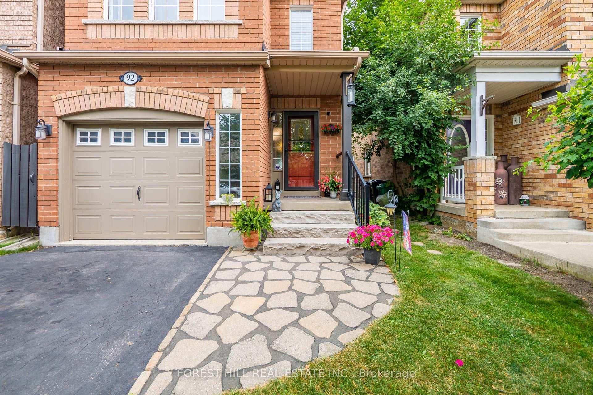 92 Senator Way photo 3