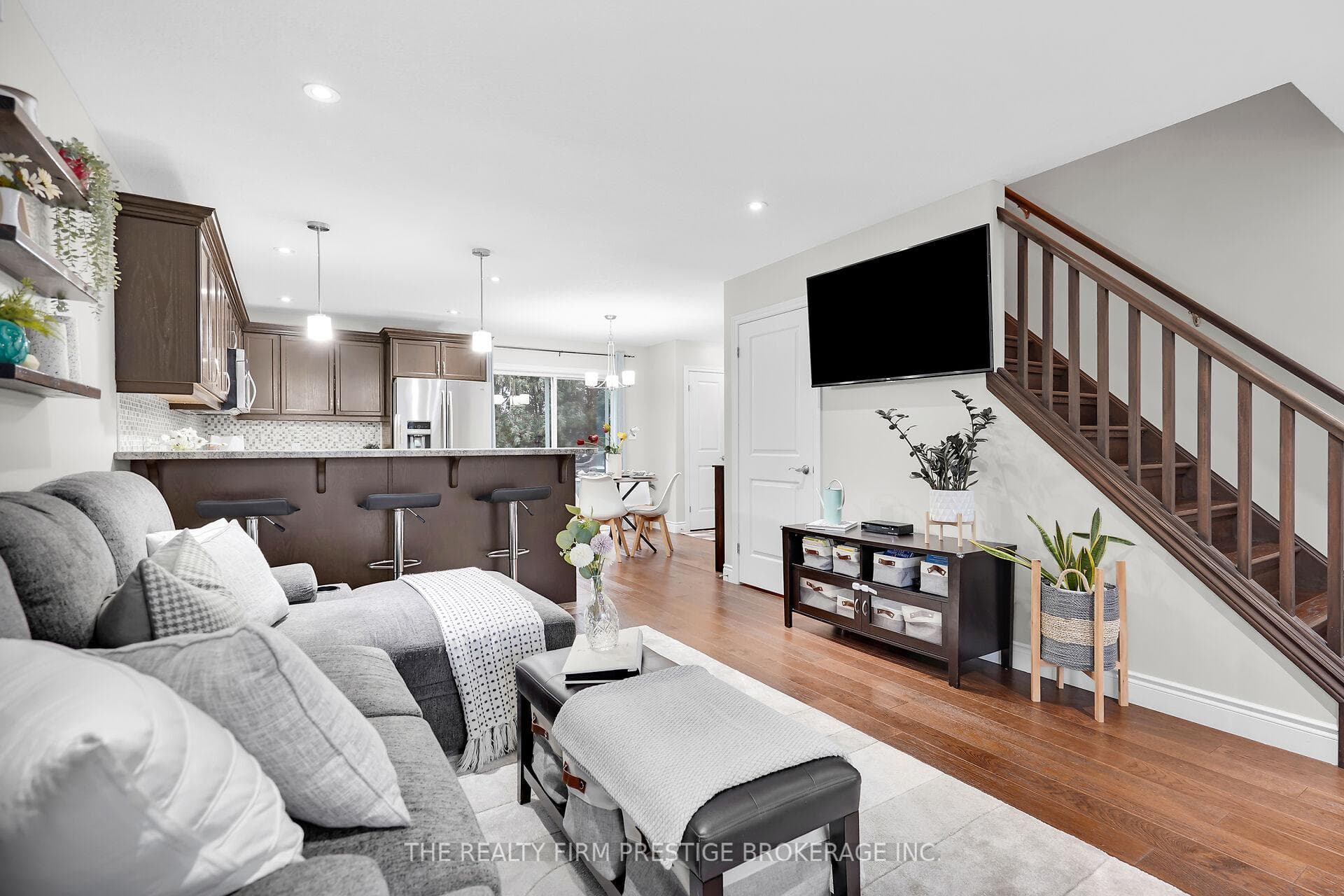 27 WILLIS Avenue photo 7