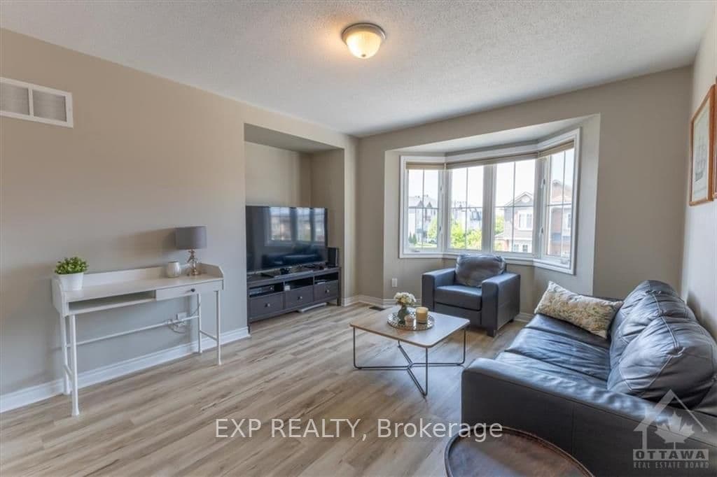 401 MEADOWHAWK Crescent photo 12
