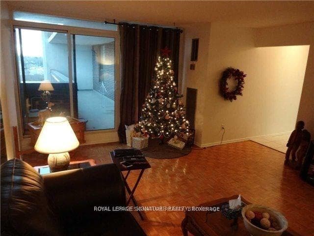 1535 Lakeshore Road Unit 807 photo 4