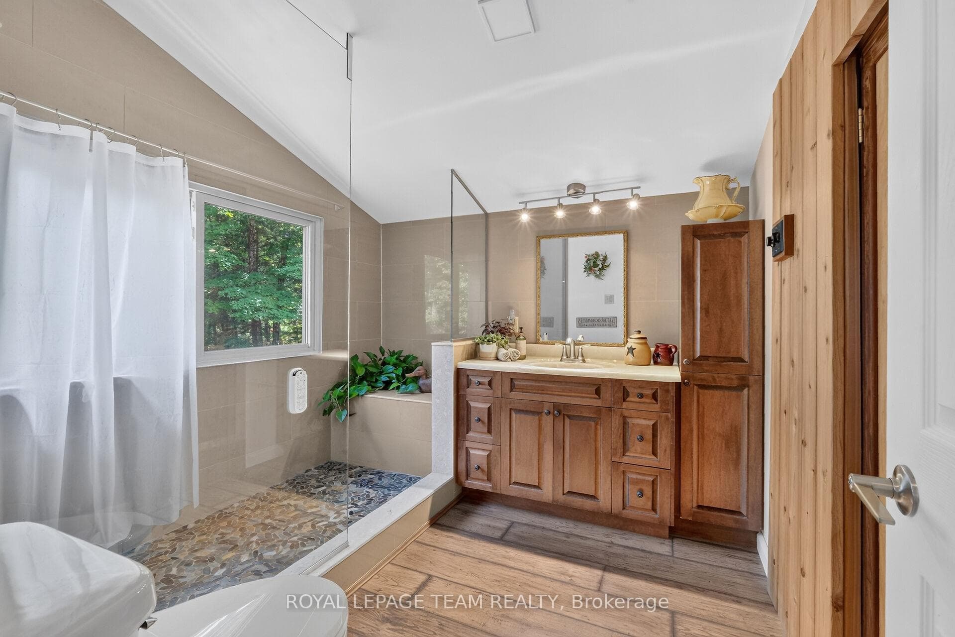 102 A & B Mcvicar Lane photo 21