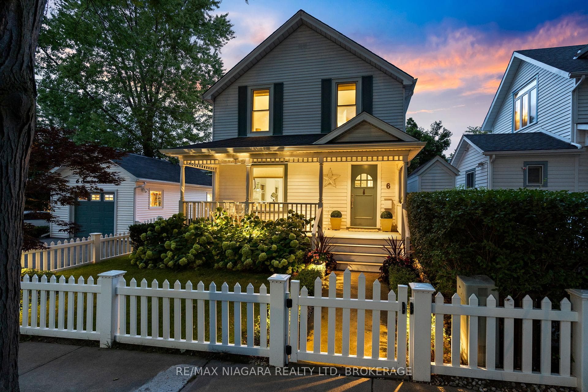 6 Simcoe Street photo 1