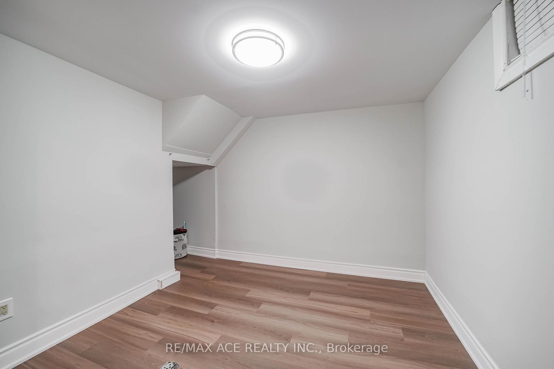 1425 Lakefield Street photo 41