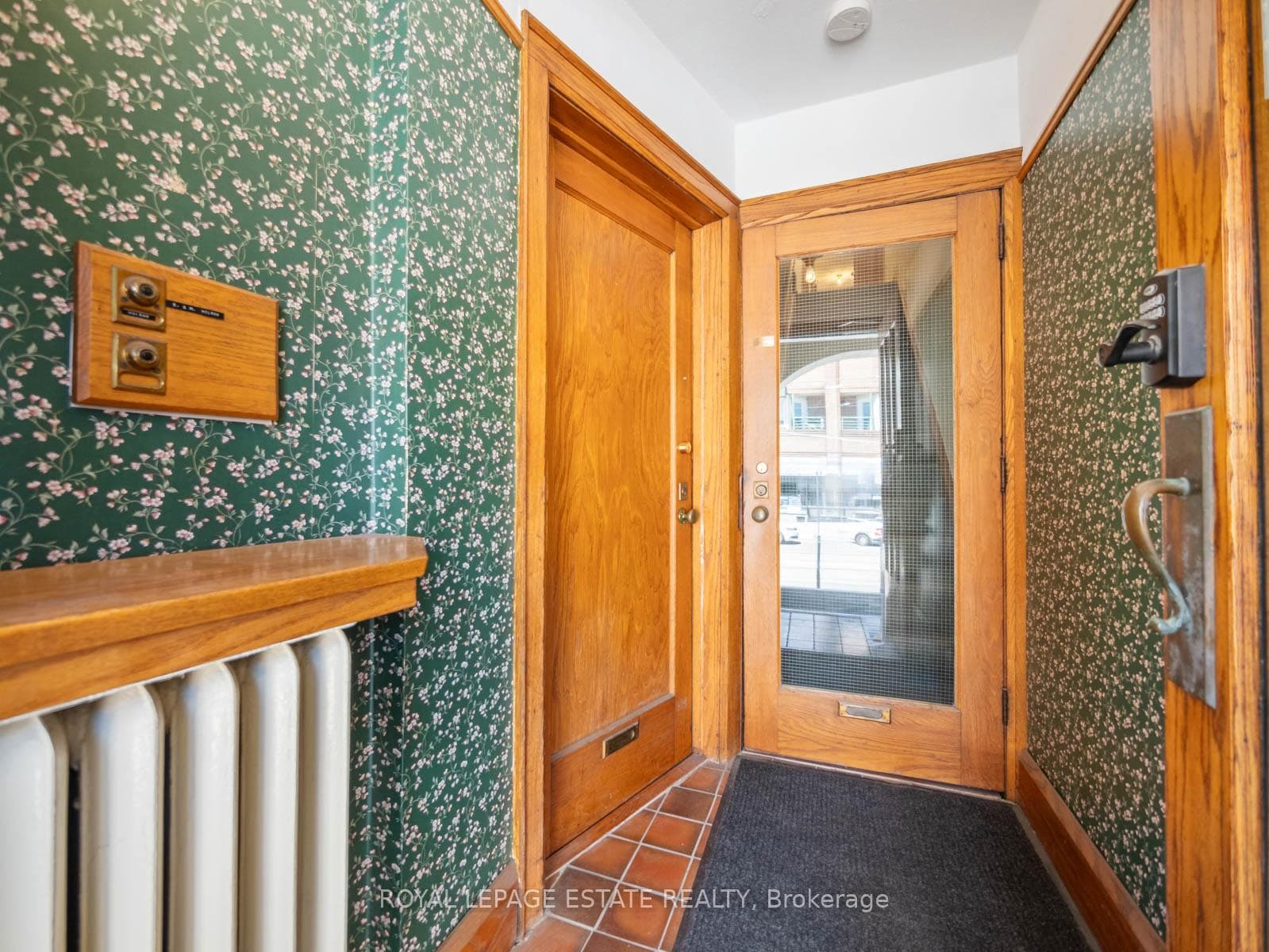 2275 Queen Street photo 5