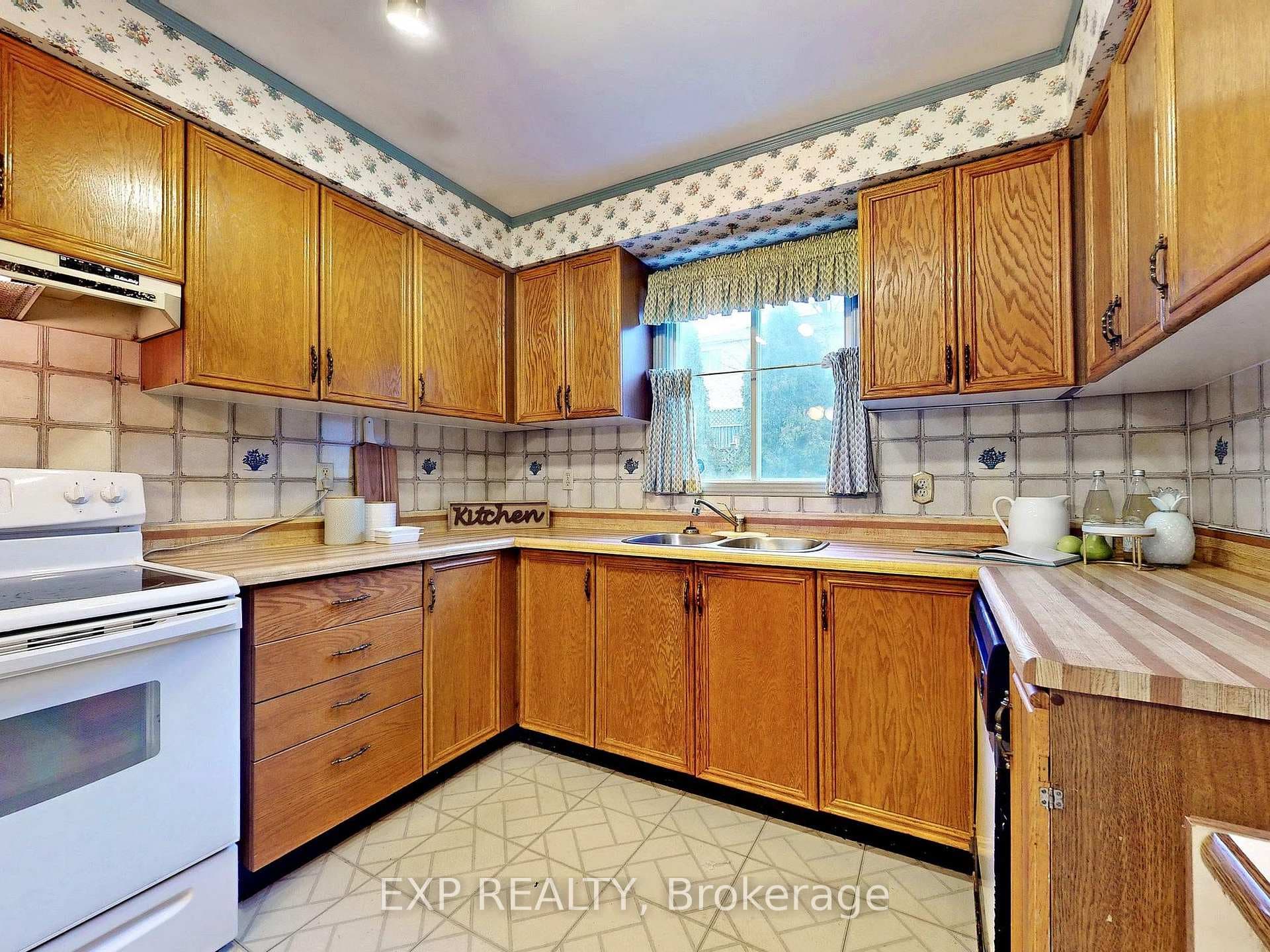49 Gurr Crescent photo 12