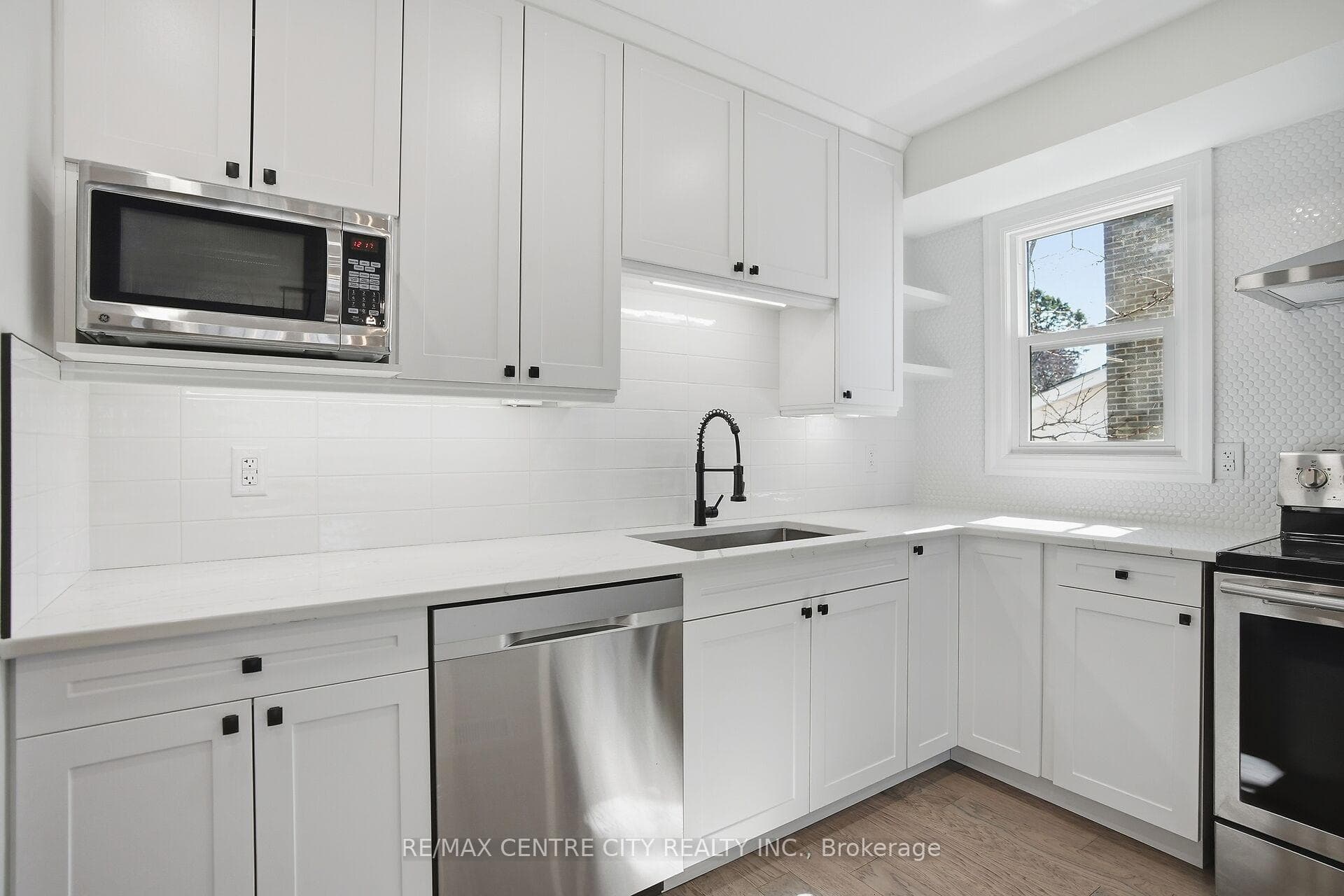 937 Fontaine Road photo 17