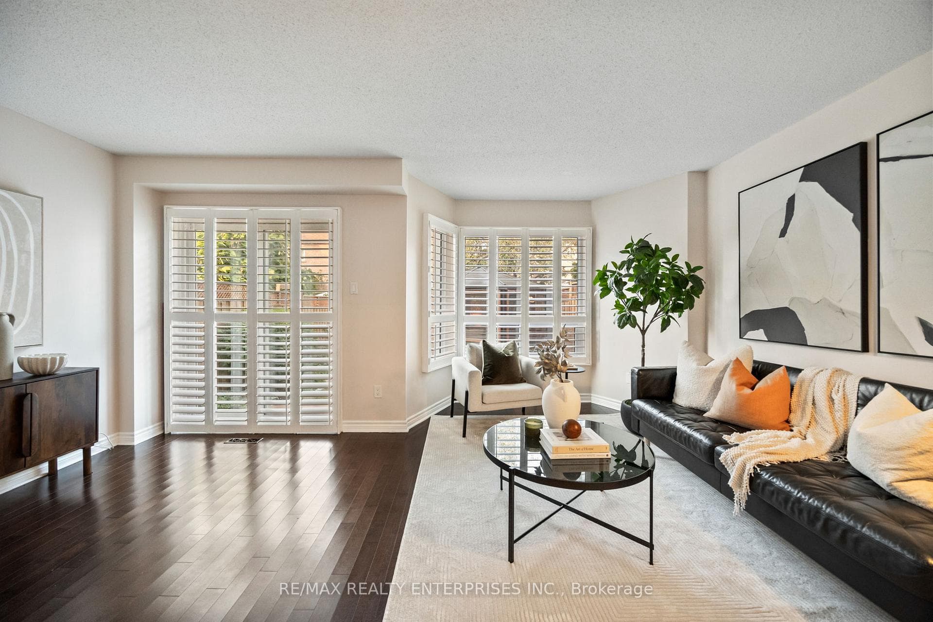 Spacious living room