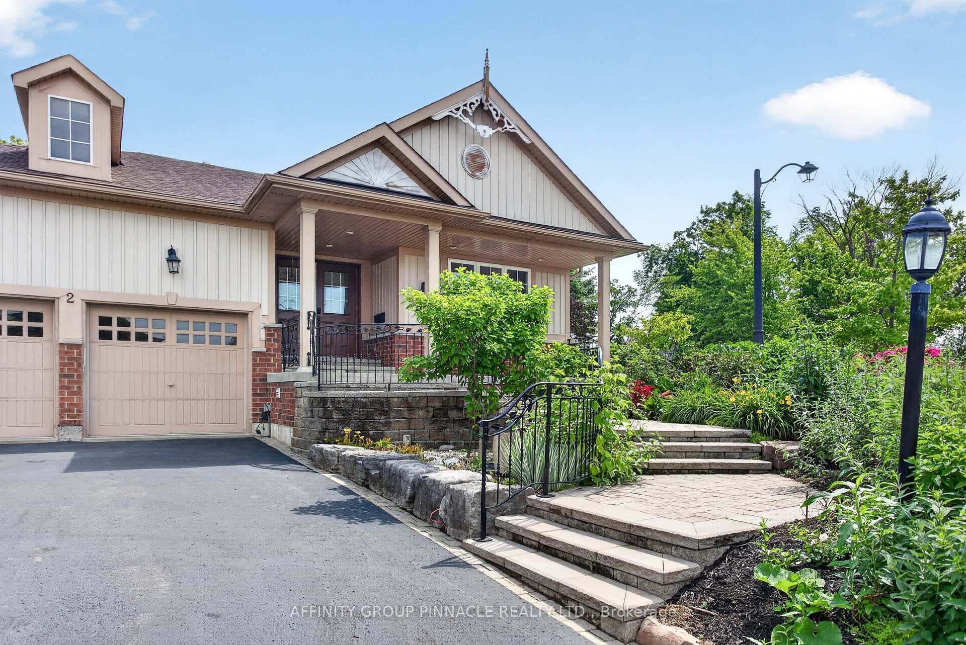 2 Fallingbrook Crescent photo 4