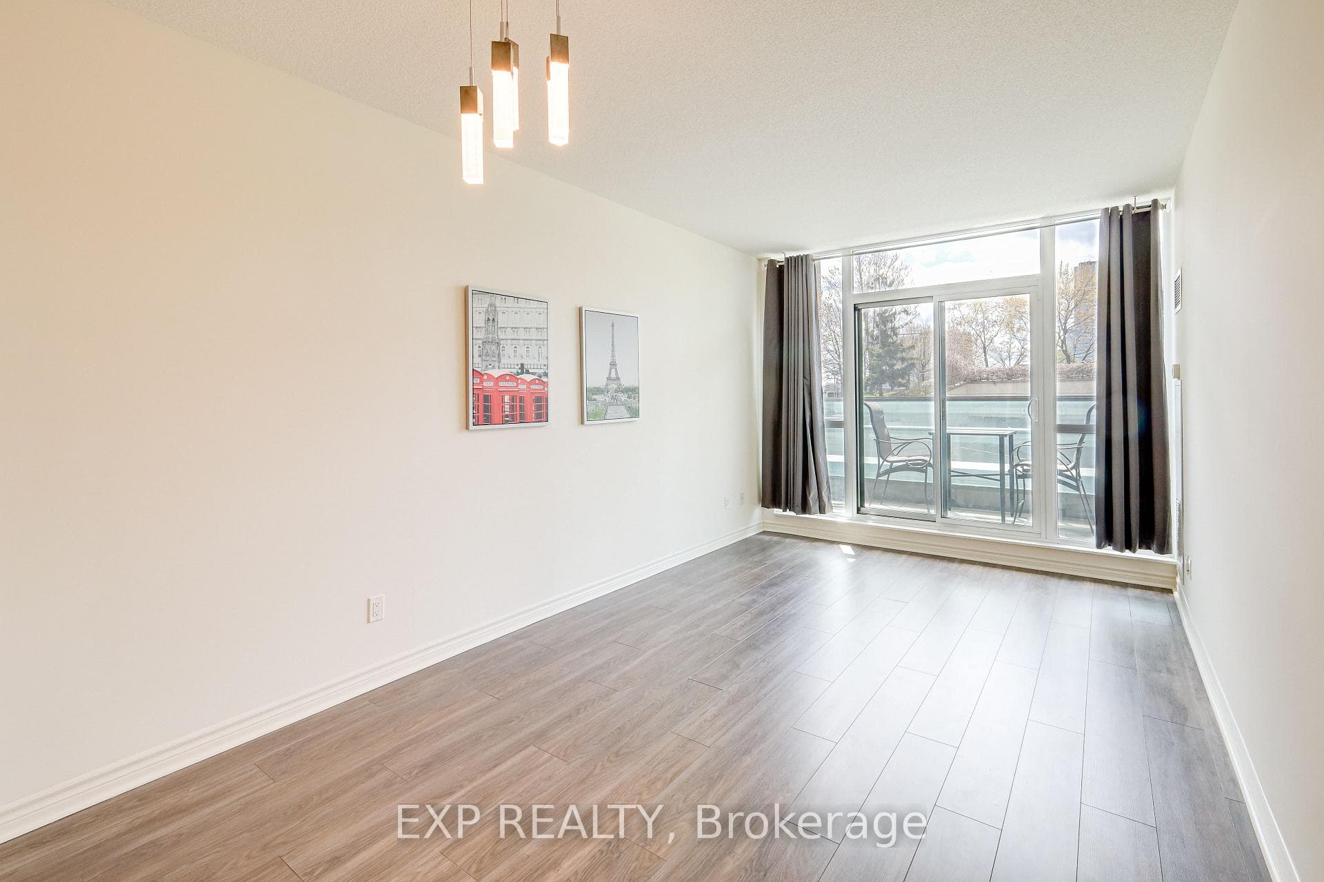 25 Lower Simcoe Street Unit 212 photo 2