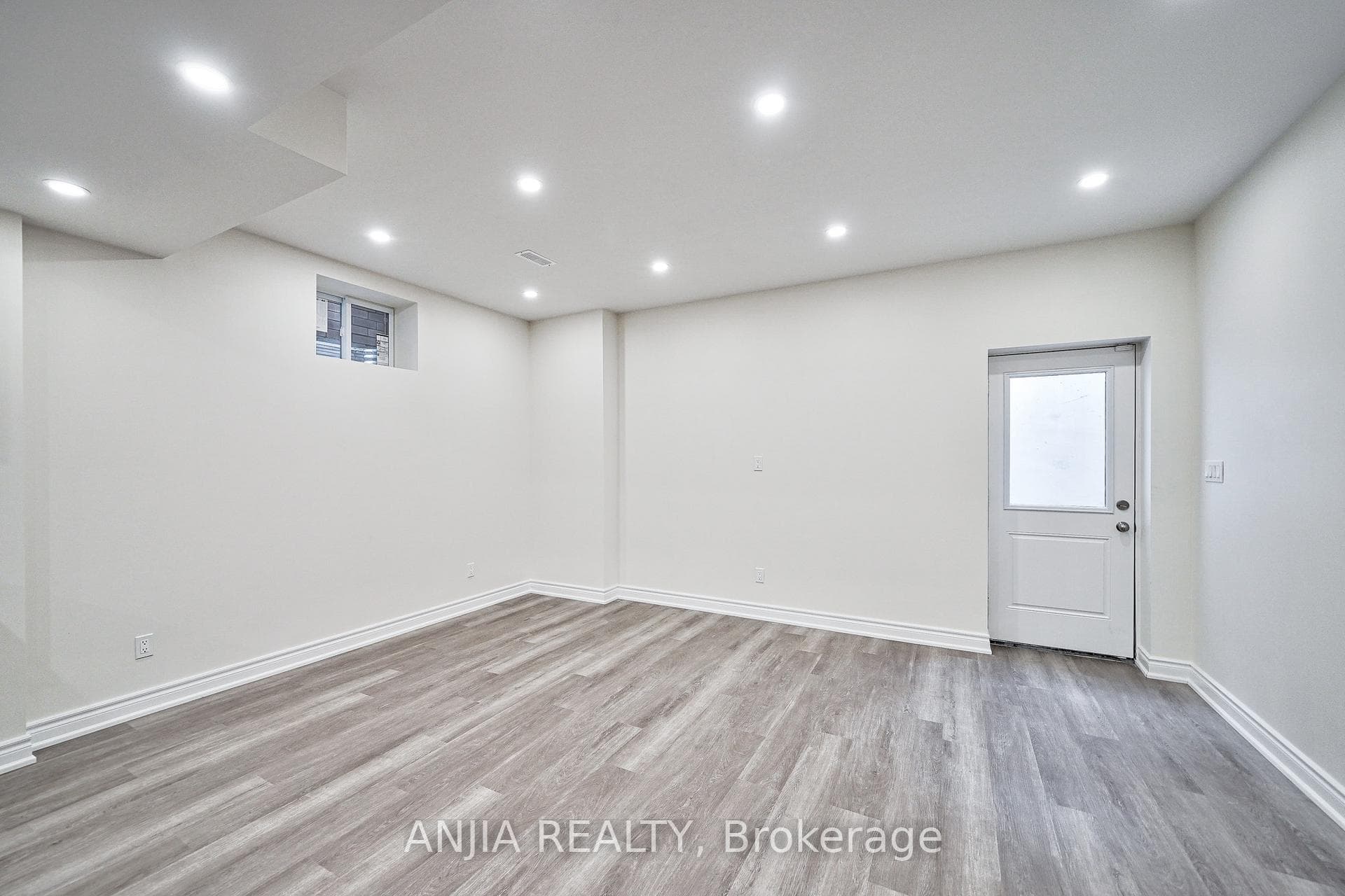 139 Markview Road photo 29
