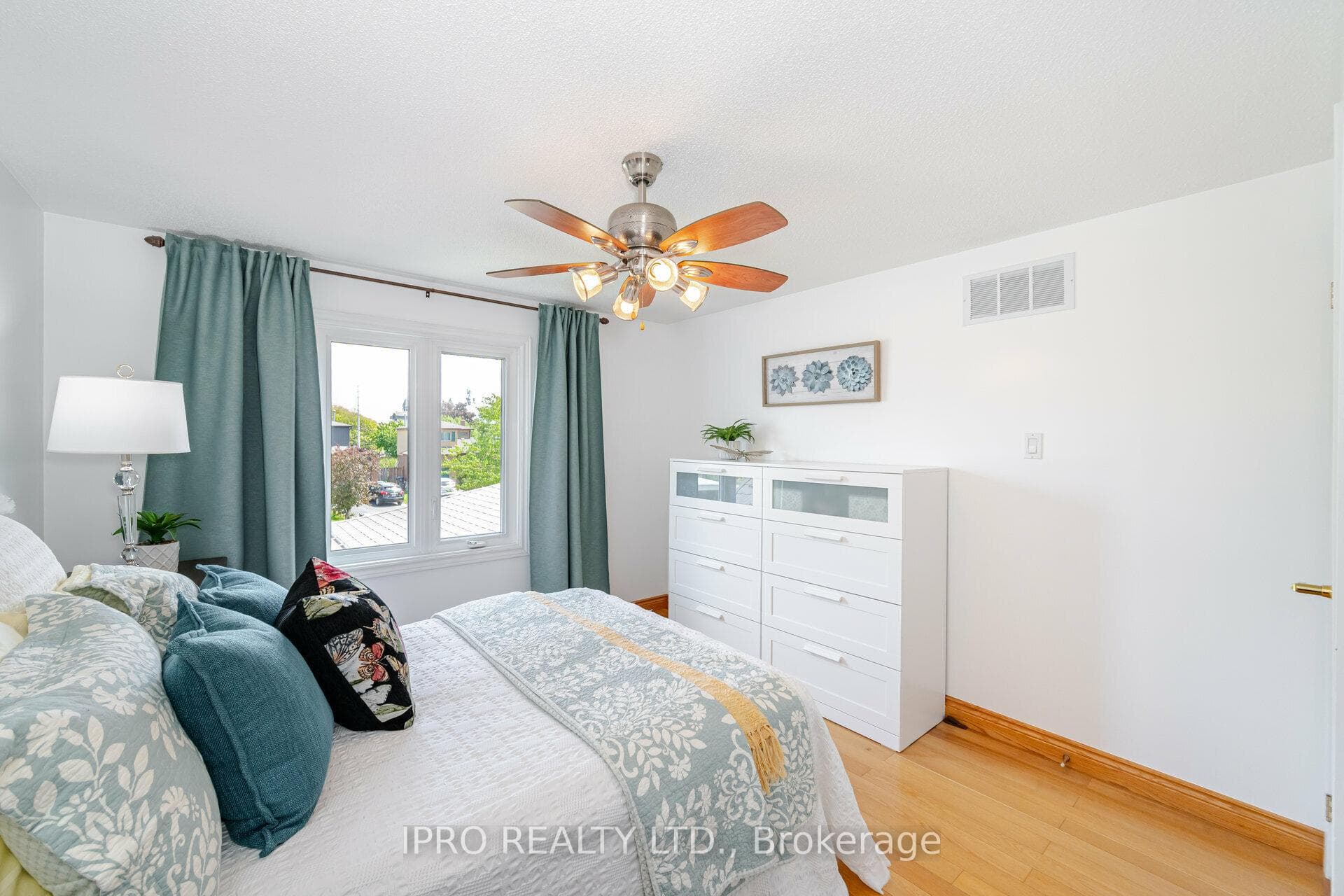 735 Greycedar Crescent photo 16