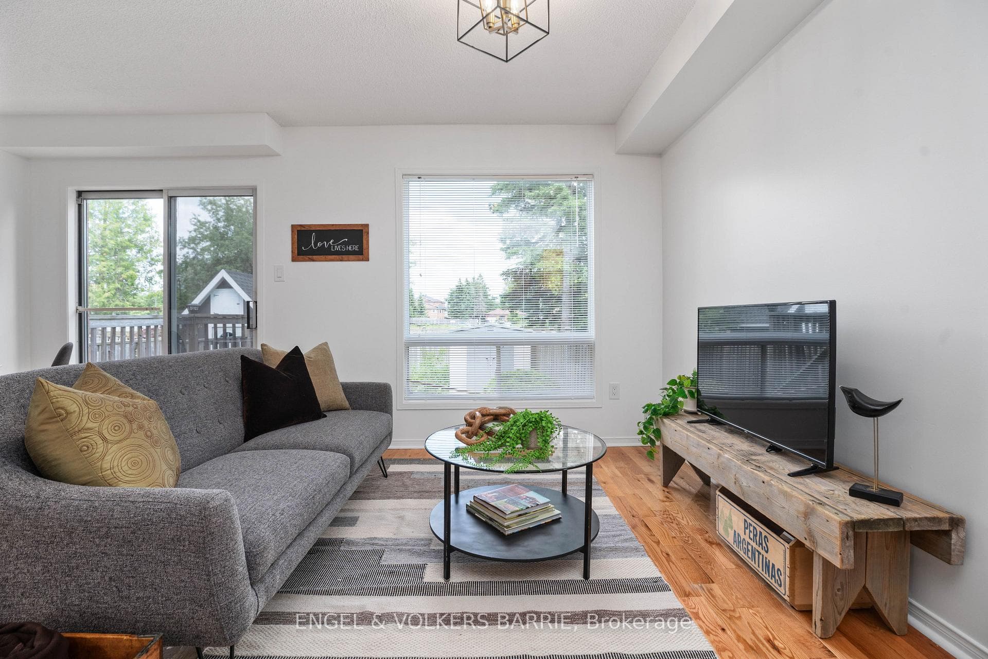 110 Leslie Avenue photo 16