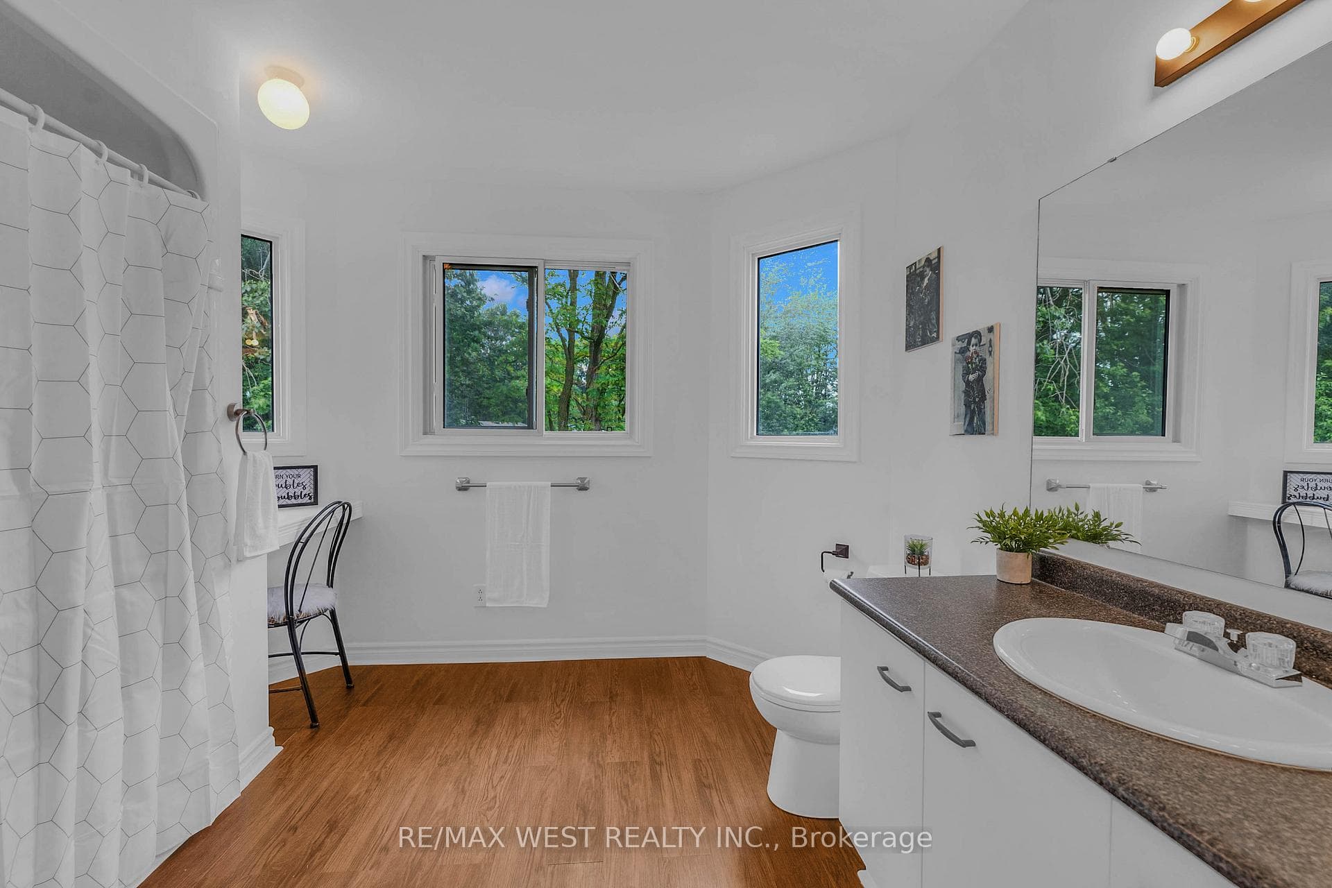 203 Elizabeth Crescent photo 22