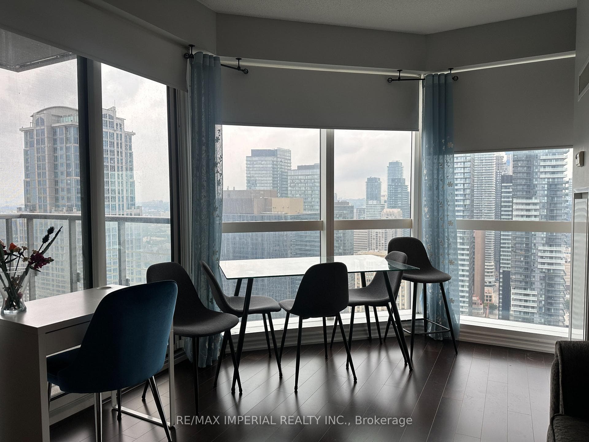 386 Yonge Street Unit 3916 photo 3