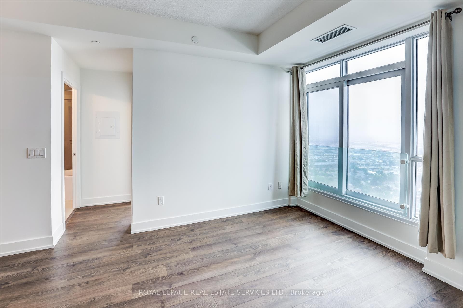 7 Mabelle Avenue Unit 4410 photo 6