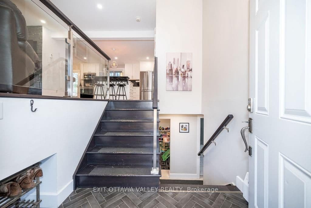 472 DORAN Road photo 2