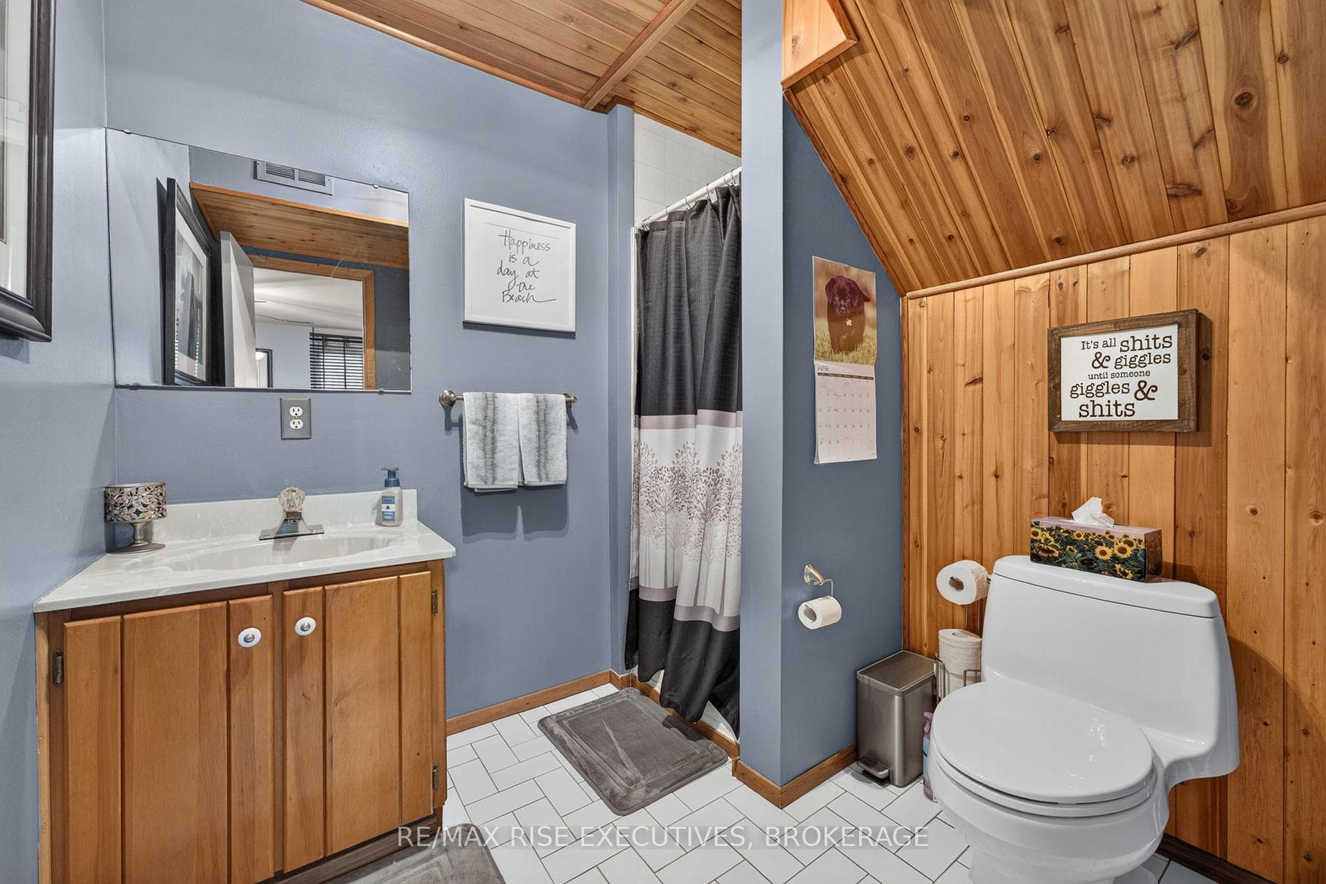 1560 Victoria Street photo 15