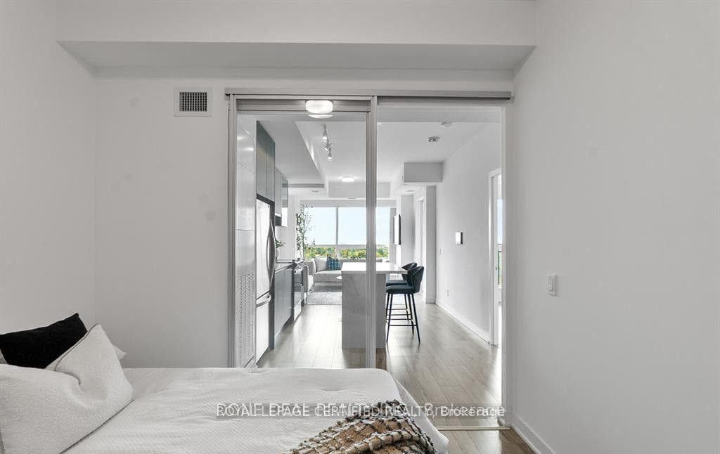 405 Dundas Street Unit 722 photo 18