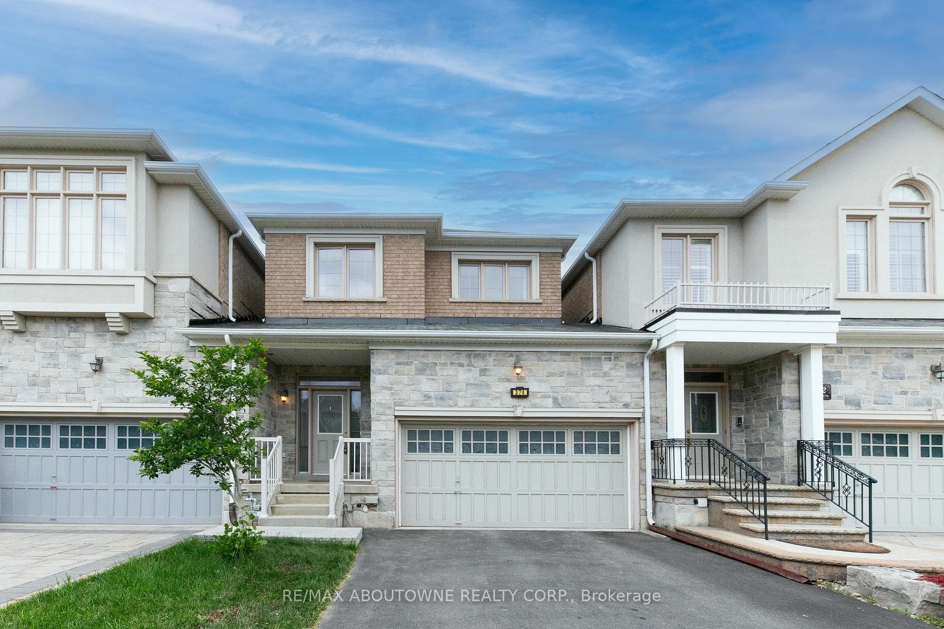 374 Spring Blossom Crescent photo 1