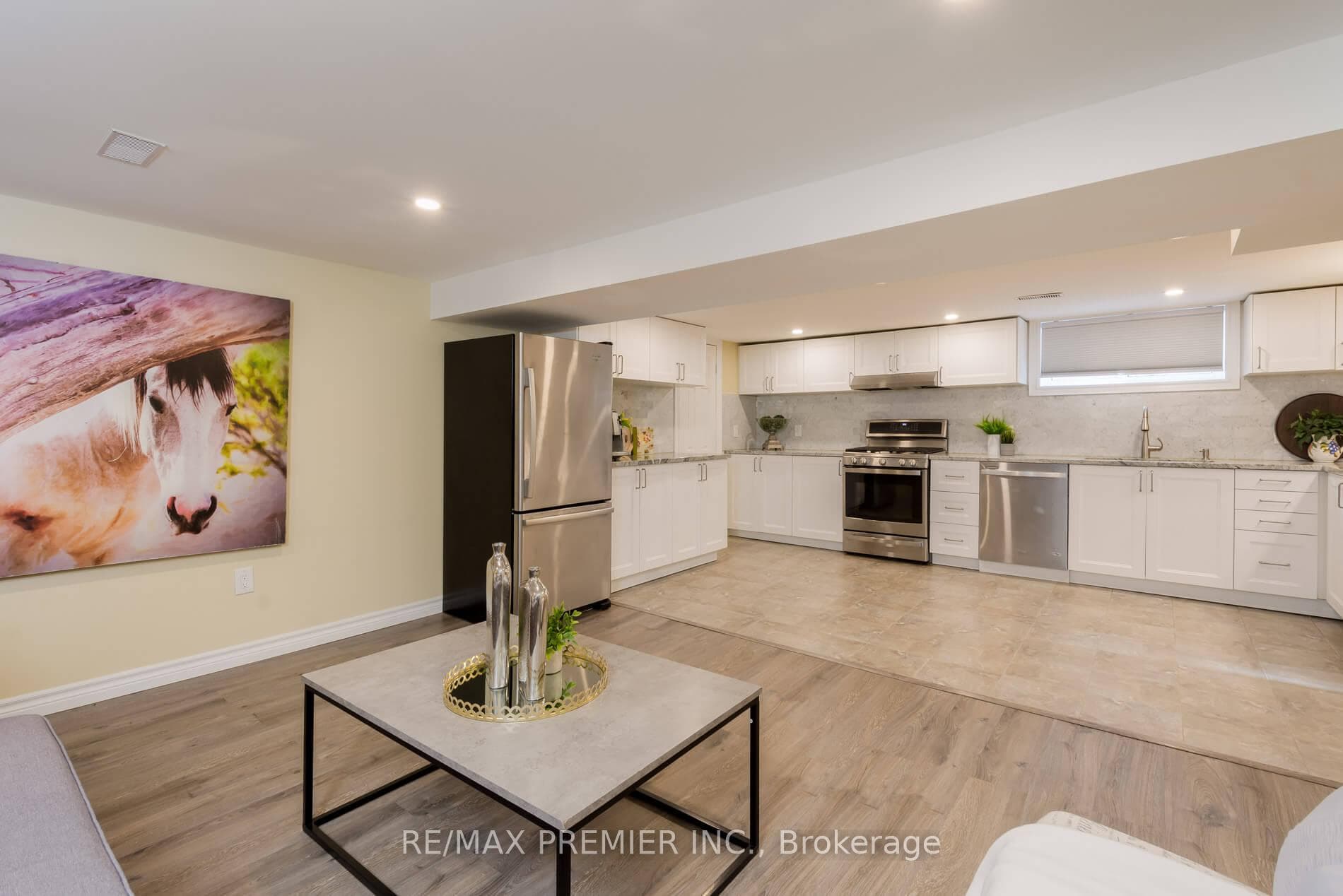 110 Clarence Street photo 26