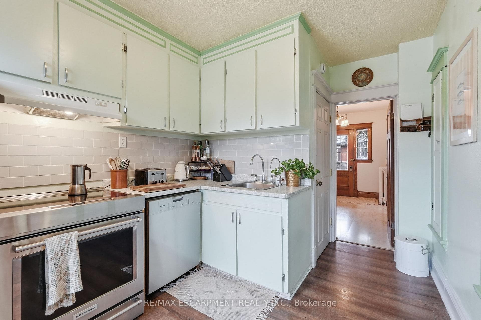 1 Rutherford Avenue photo 9