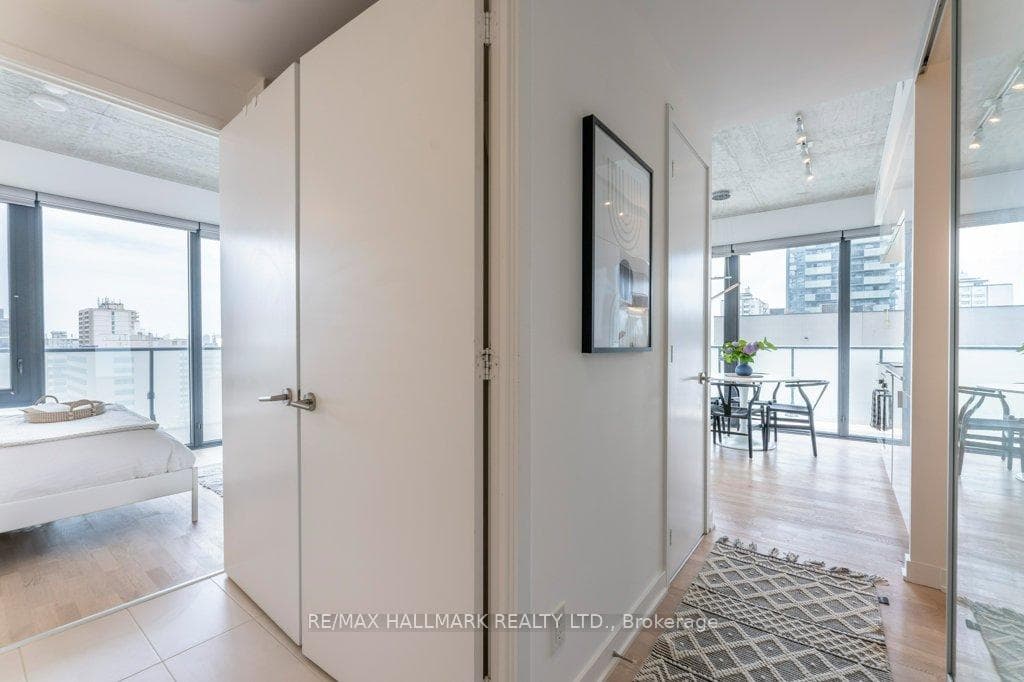 185 Roehampton Avenue Unit 910 photo 3