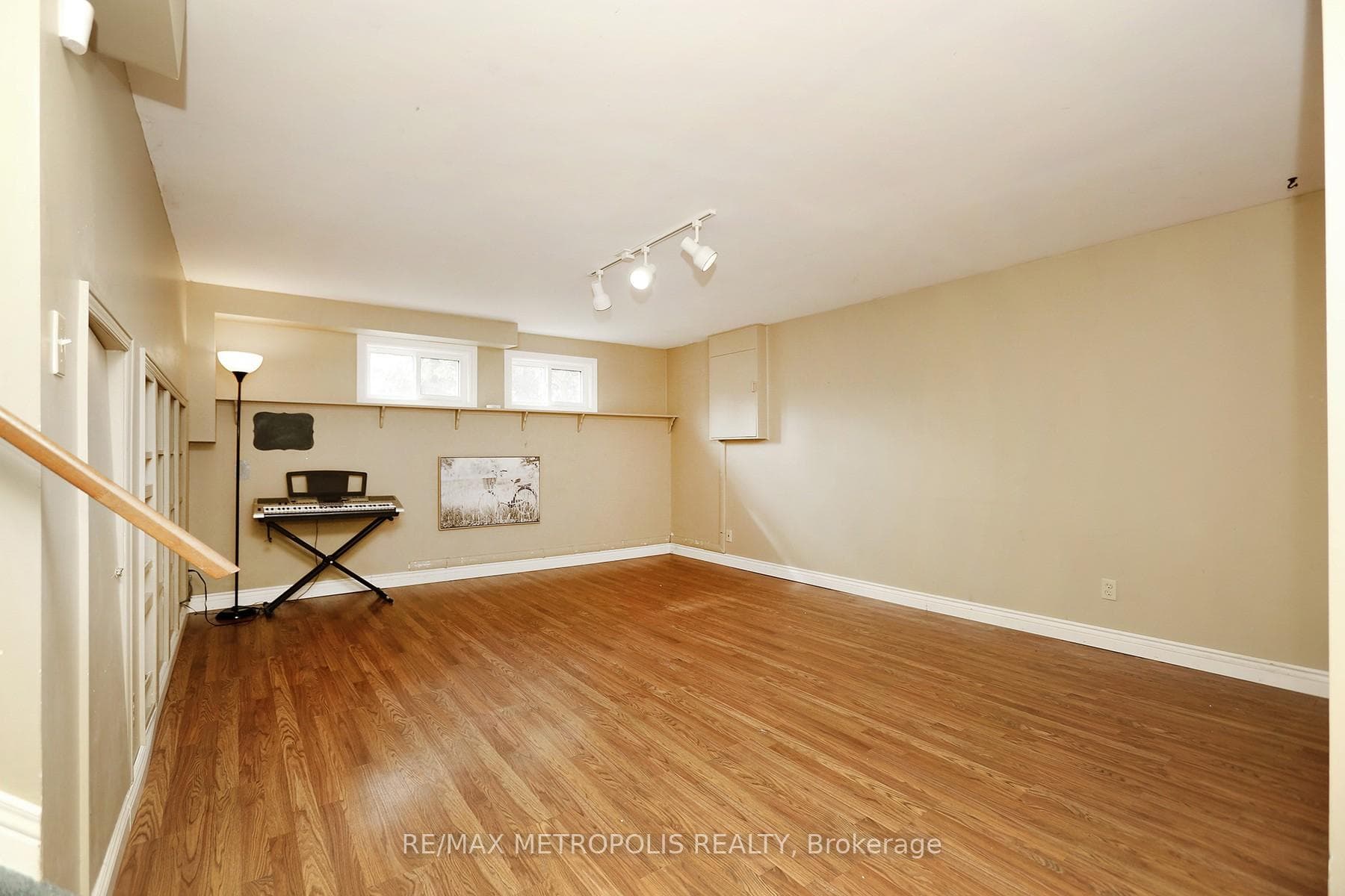 812 Cataraqui Woods Drive photo 33