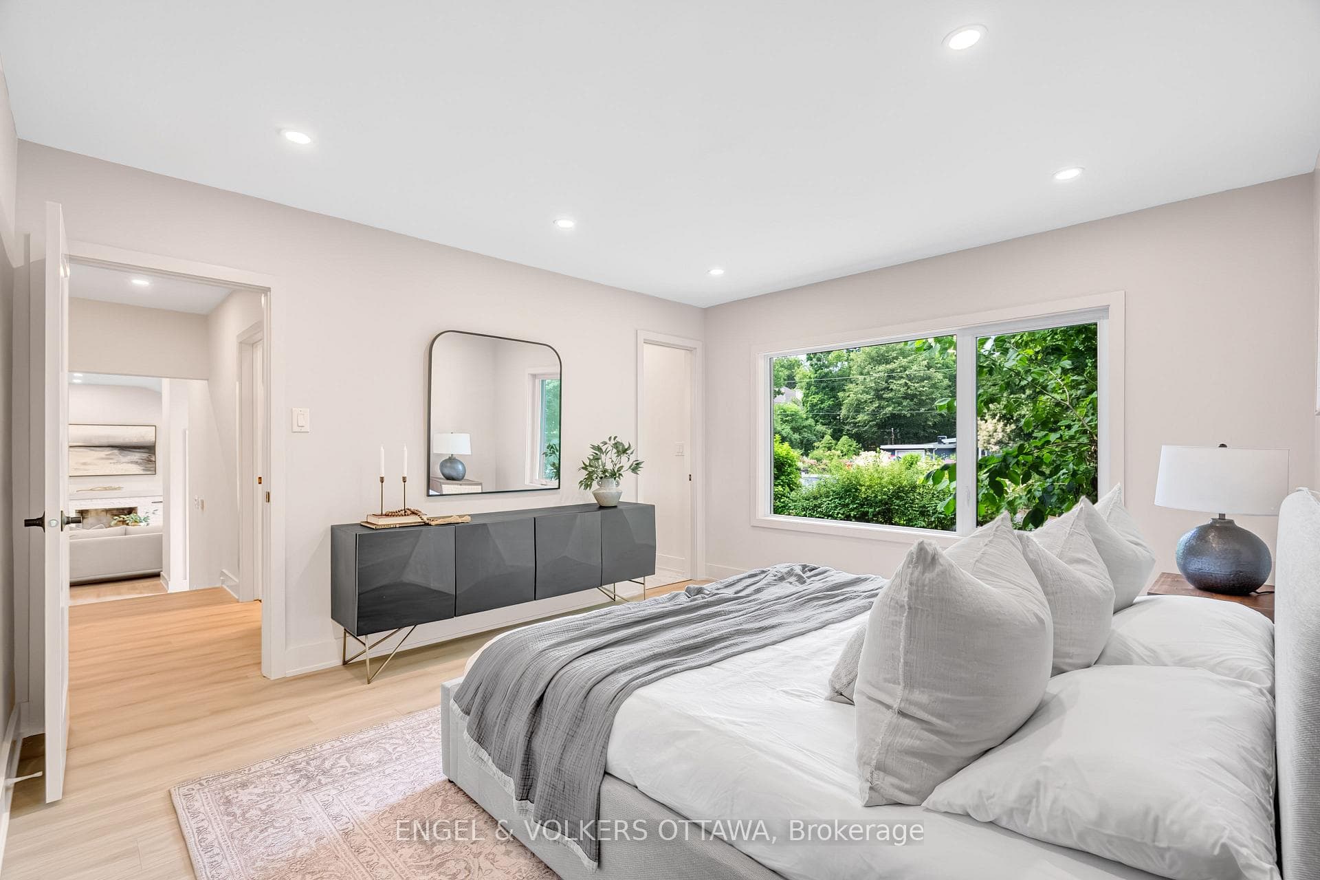 1 Amberly Place photo 25