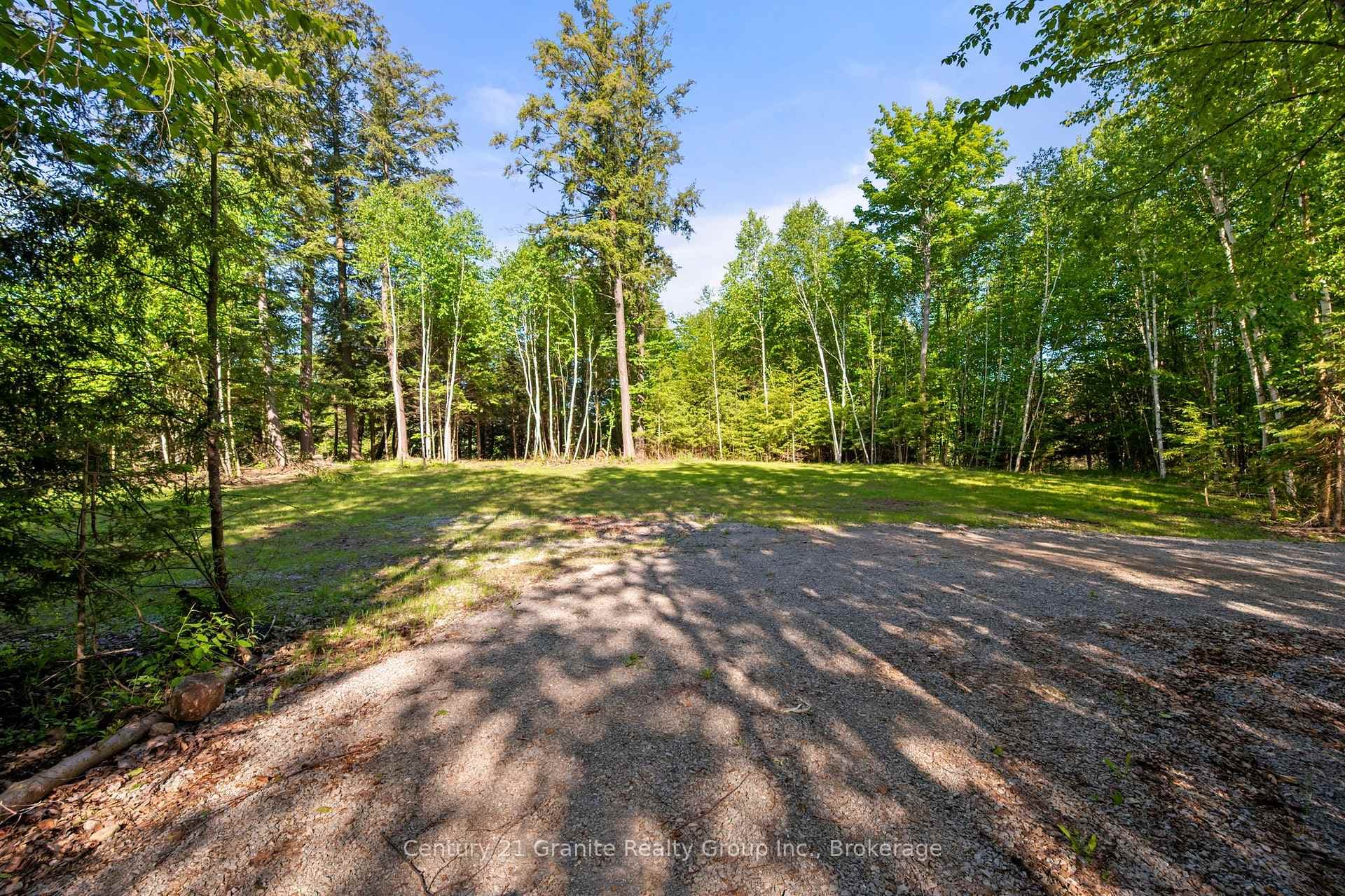 1042 SUBURBAN Court photo 6