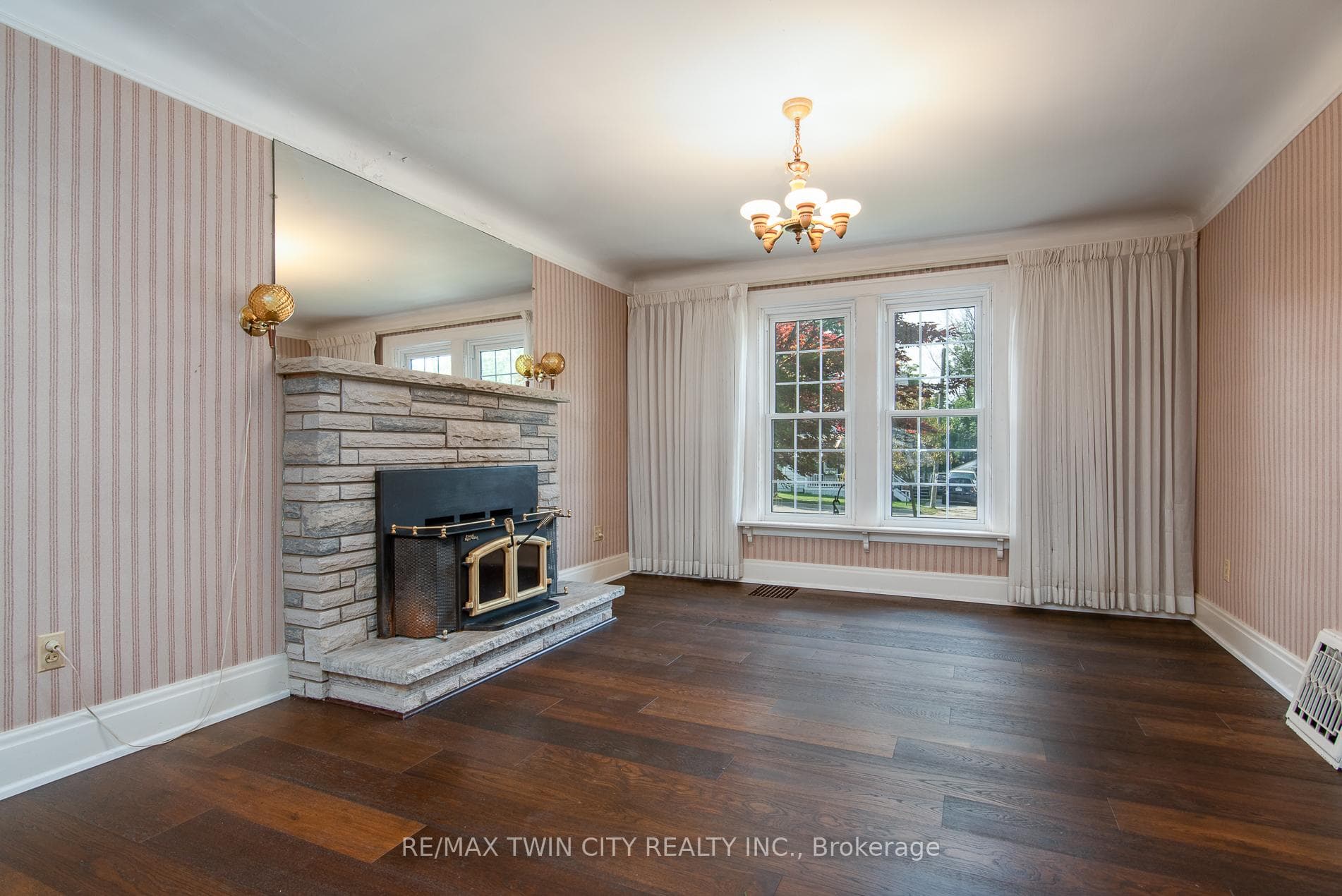 401 Huron Street photo 12