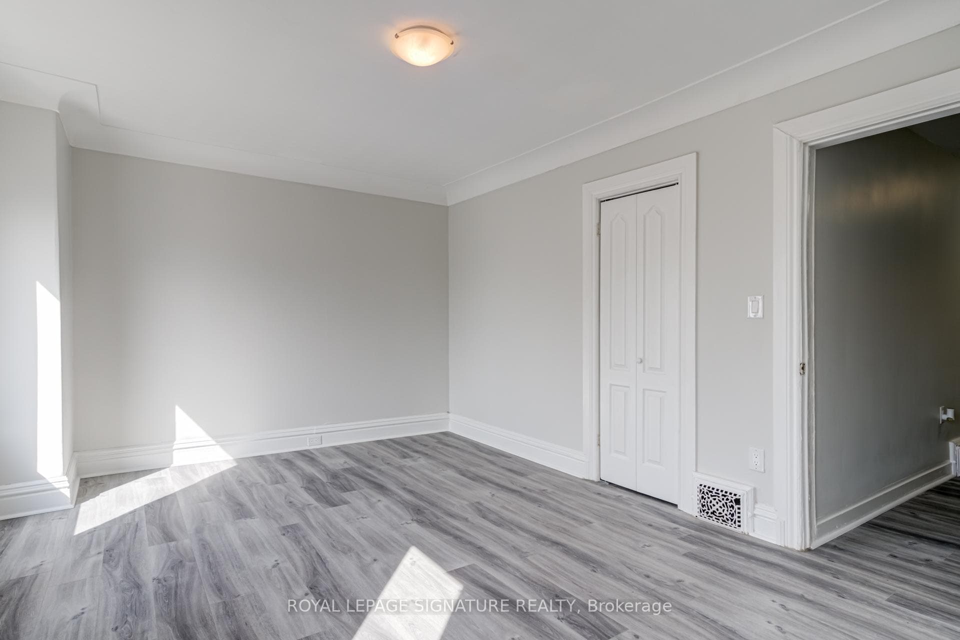 212 Wellington Street Unit Upper photo 10